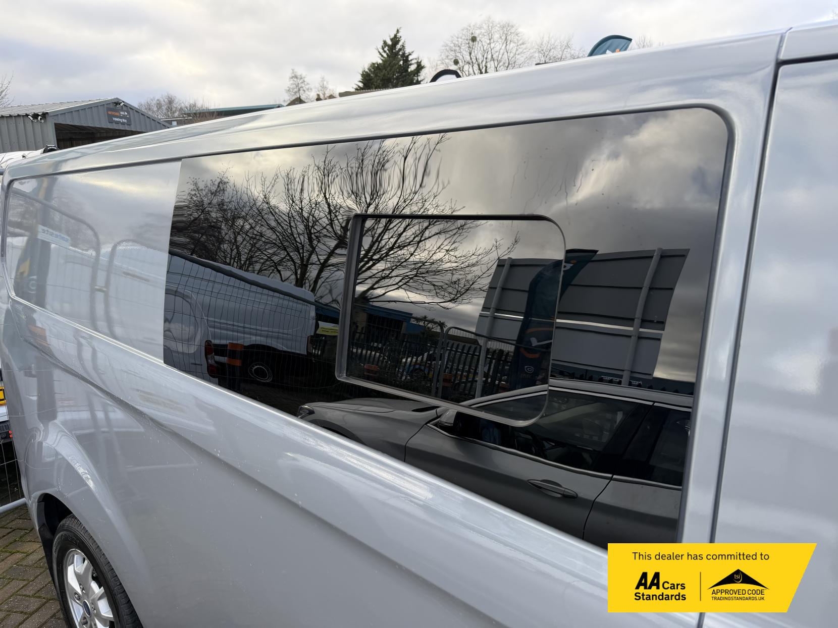 Ford Transit Custom 2.2 TDCi 290 Limited Panel Van 5dr Diesel Manual L2 H1 (186 g/km, 123 bhp)