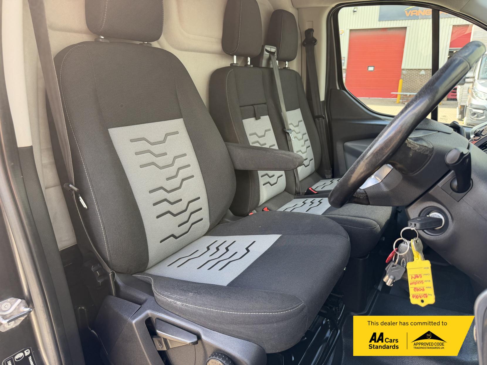 2017 Ford Transit Custom 2.0 TDCi 290 Limited Panel Van 5dr Diesel Manual L2 H2 (157 g/km, 128 bhp) - Thumbnail 11