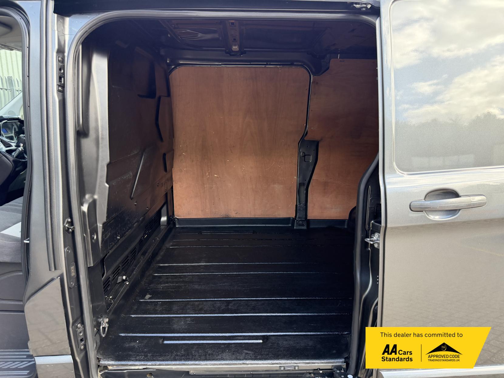 2017 Ford Transit Custom 2.0 TDCi 290 Limited Panel Van 5dr Diesel Manual L2 H2 (157 g/km, 128 bhp) - Thumbnail 35