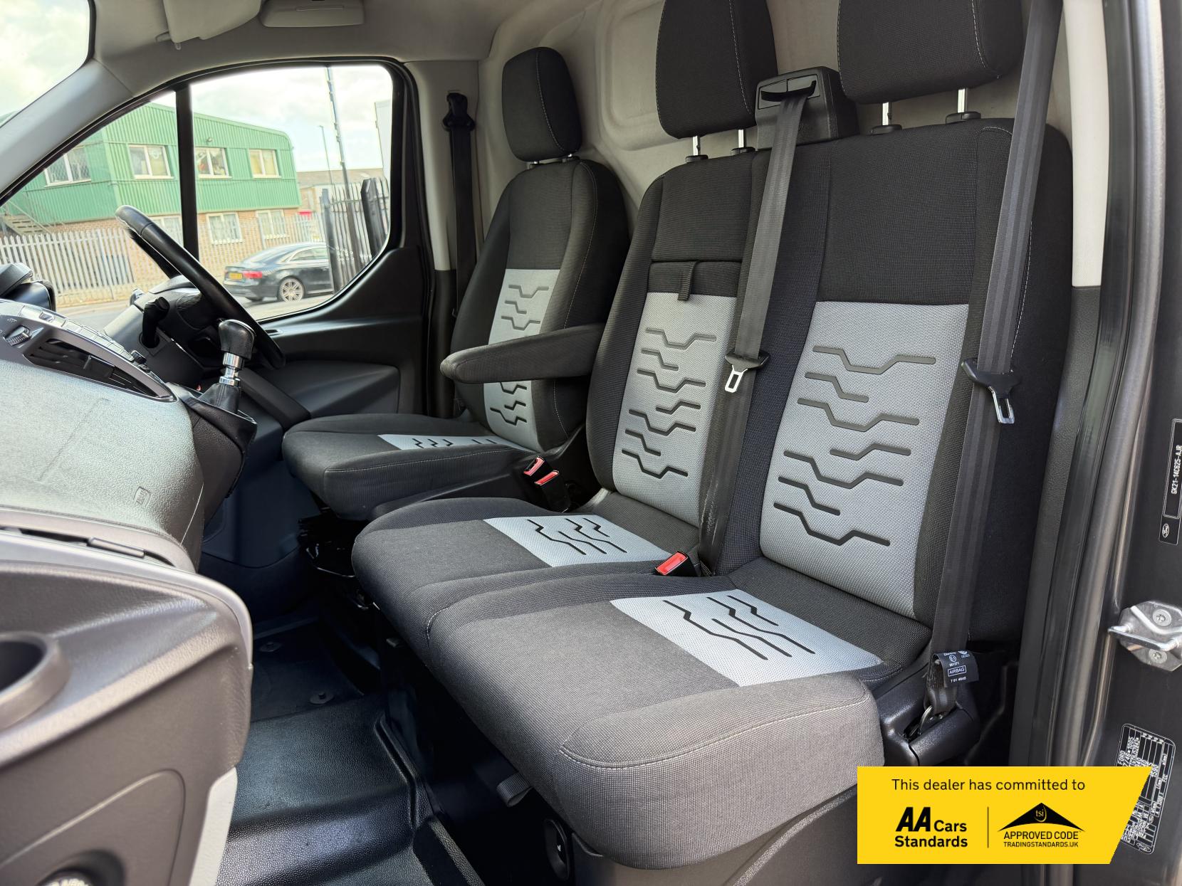 2017 Ford Transit Custom 2.0 TDCi 290 Limited Panel Van 5dr Diesel Manual L2 H2 (157 g/km, 128 bhp) - Thumbnail 9