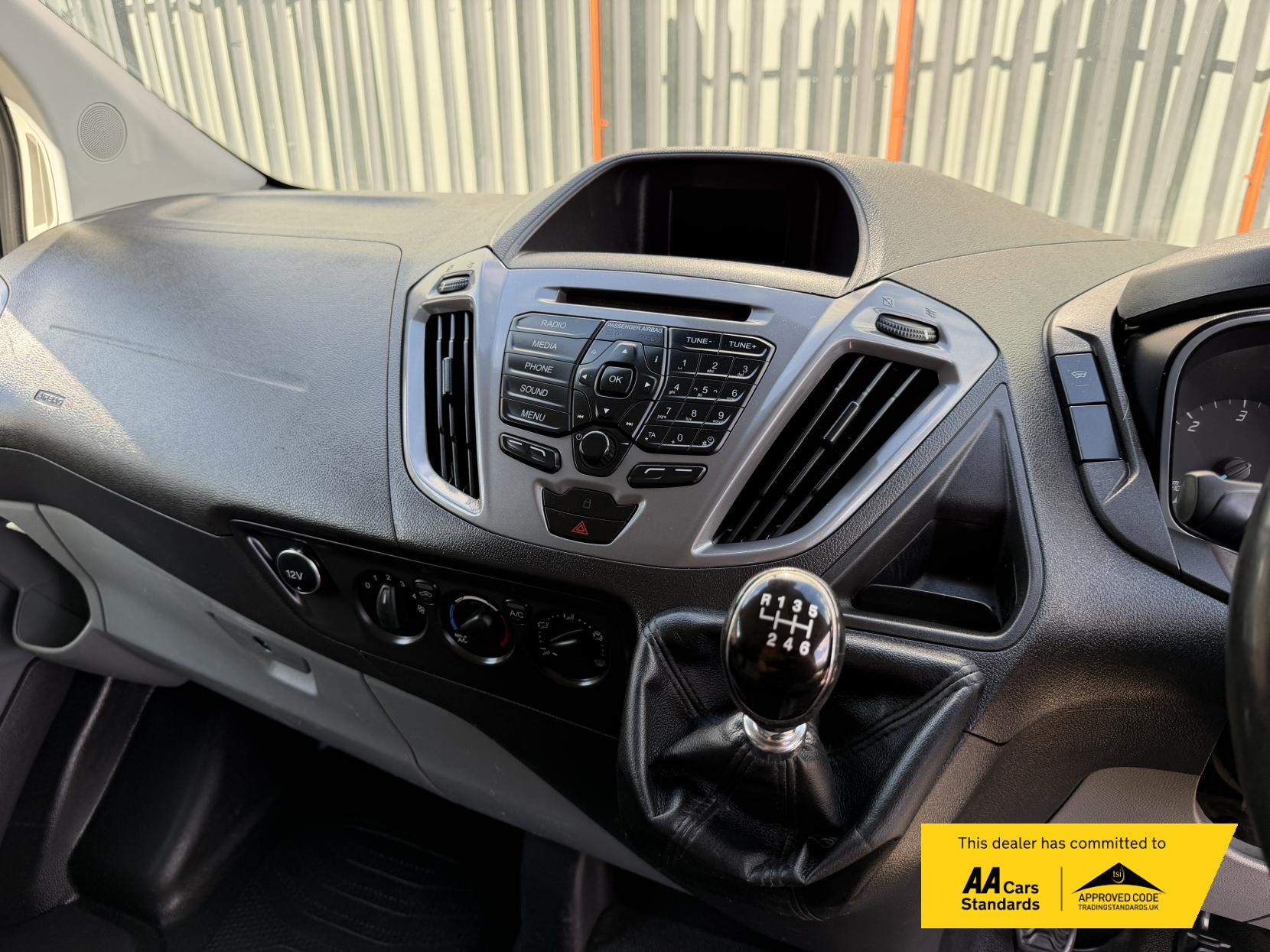 2017 Ford Transit Custom 2.0 TDCi 290 Limited Panel Van 5dr Diesel Manual L2 H2 (157 g/km, 128 bhp) - Thumbnail 15