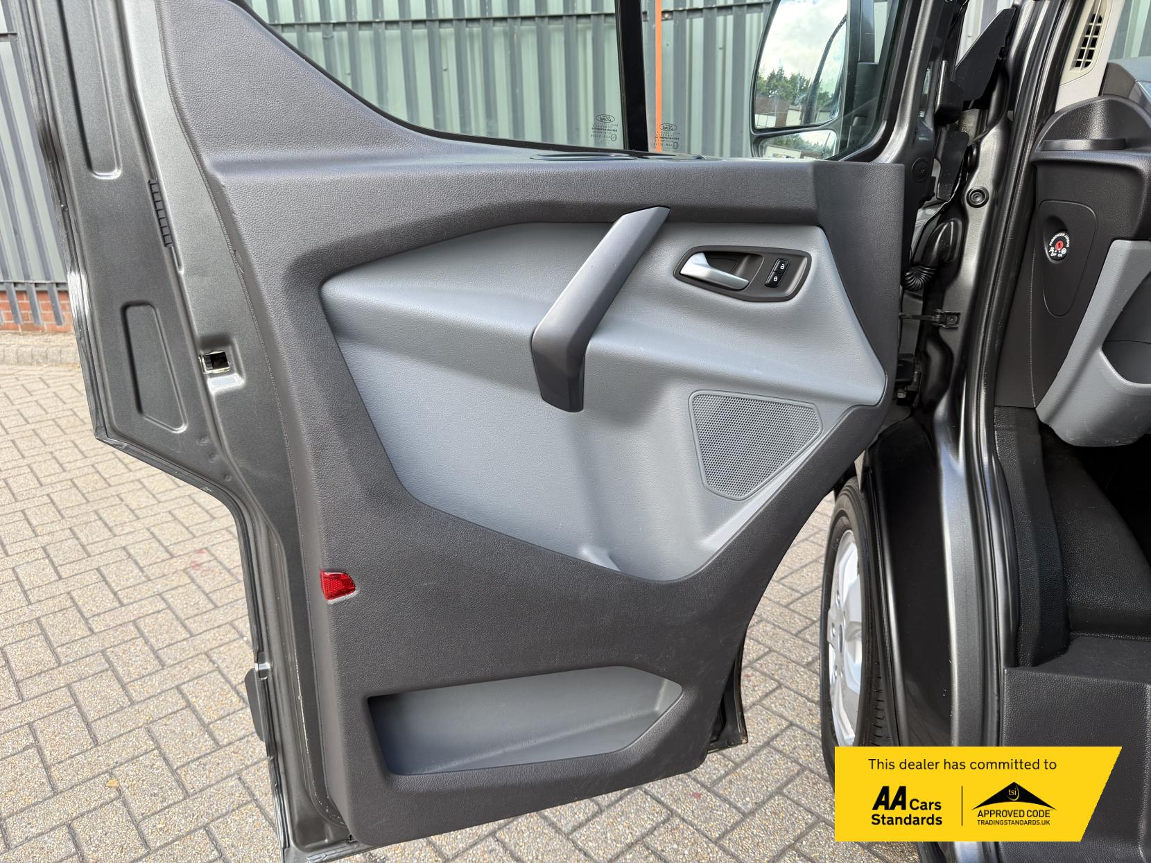 2017 Ford Transit Custom 2.0 TDCi 290 Limited Panel Van 5dr Diesel Manual L2 H2 (157 g/km, 128 bhp) - Thumbnail 42