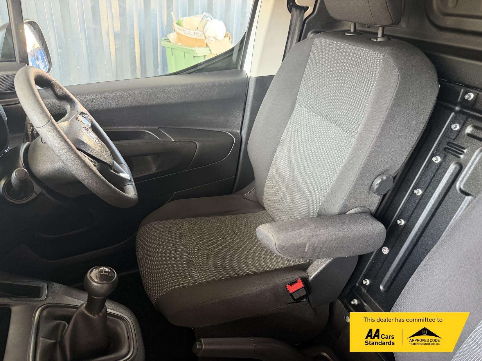 2021 Vauxhall Combo 1.5 Turbo D 2300 Dynamic Panel Van 4dr Diesel Manual L1 H1 Euro 6 (100 ps) - Thumbnail 16