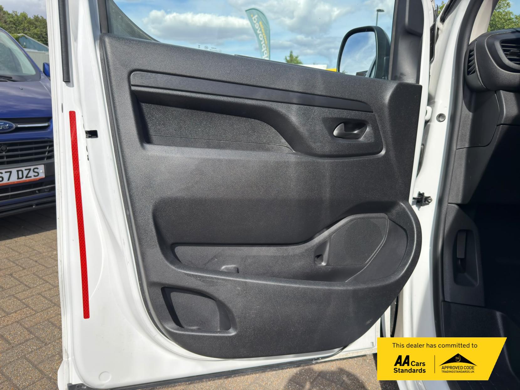 2023 Vauxhall Vivaro 1.5 Turbo D 2900 Pro Panel Van 6dr Diesel Manual L2 H1 Euro 6 (s/s) (100 ps) - Thumbnail 48