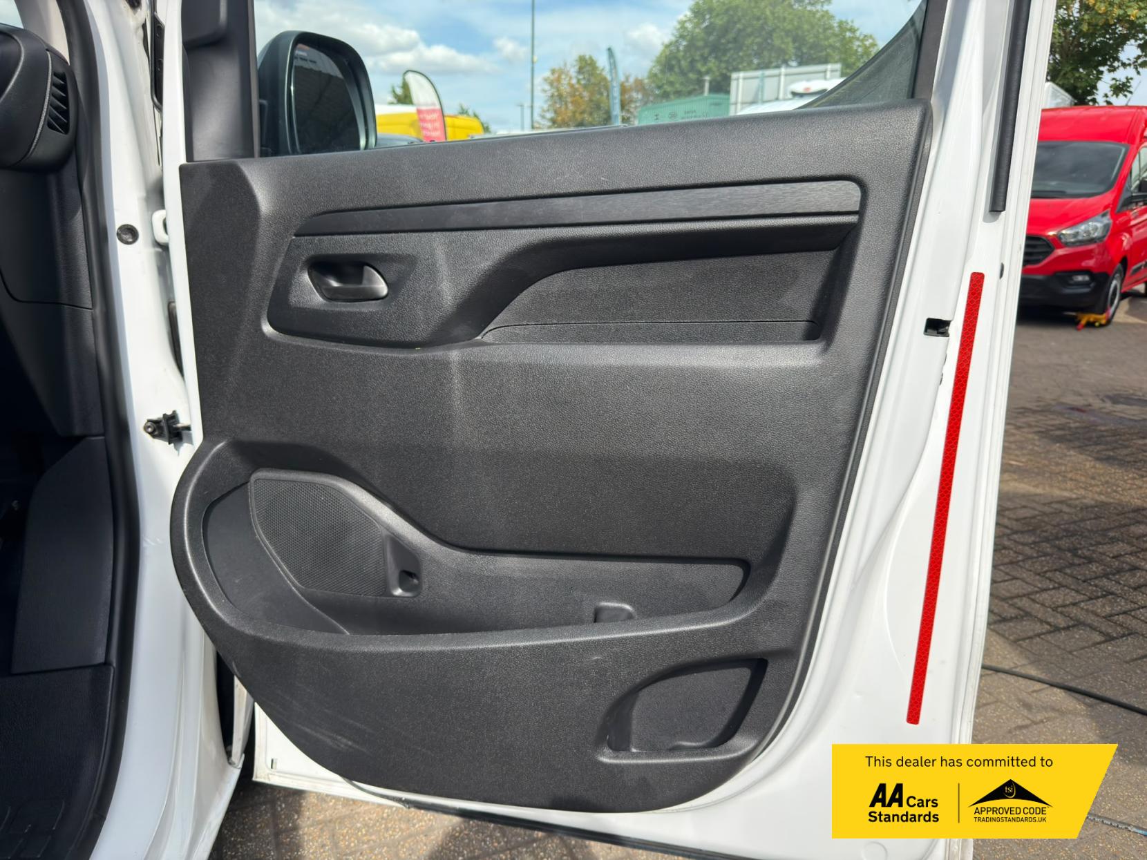 2023 Vauxhall Vivaro 1.5 Turbo D 2900 Pro Panel Van 6dr Diesel Manual L2 H1 Euro 6 (s/s) (100 ps) - Thumbnail 29