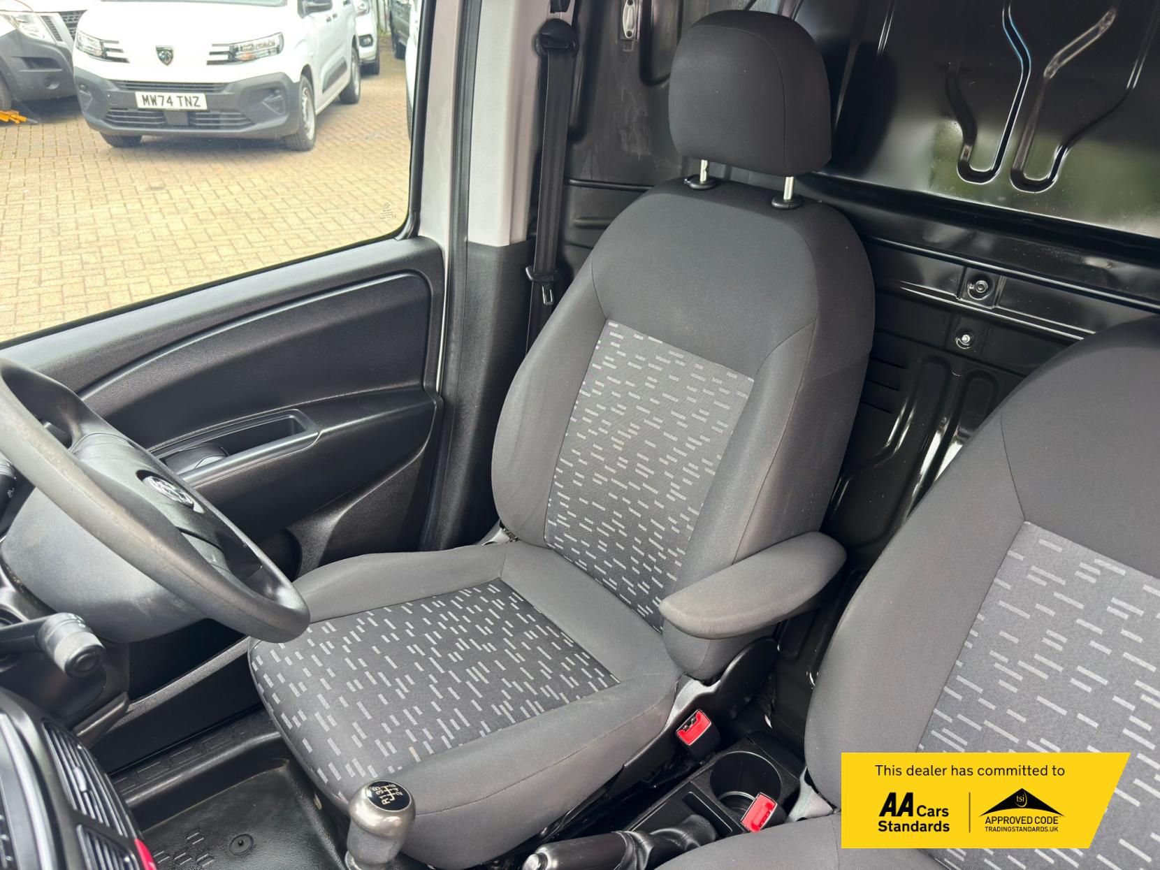 2018 Vauxhall Combo - Thumbnail 29
