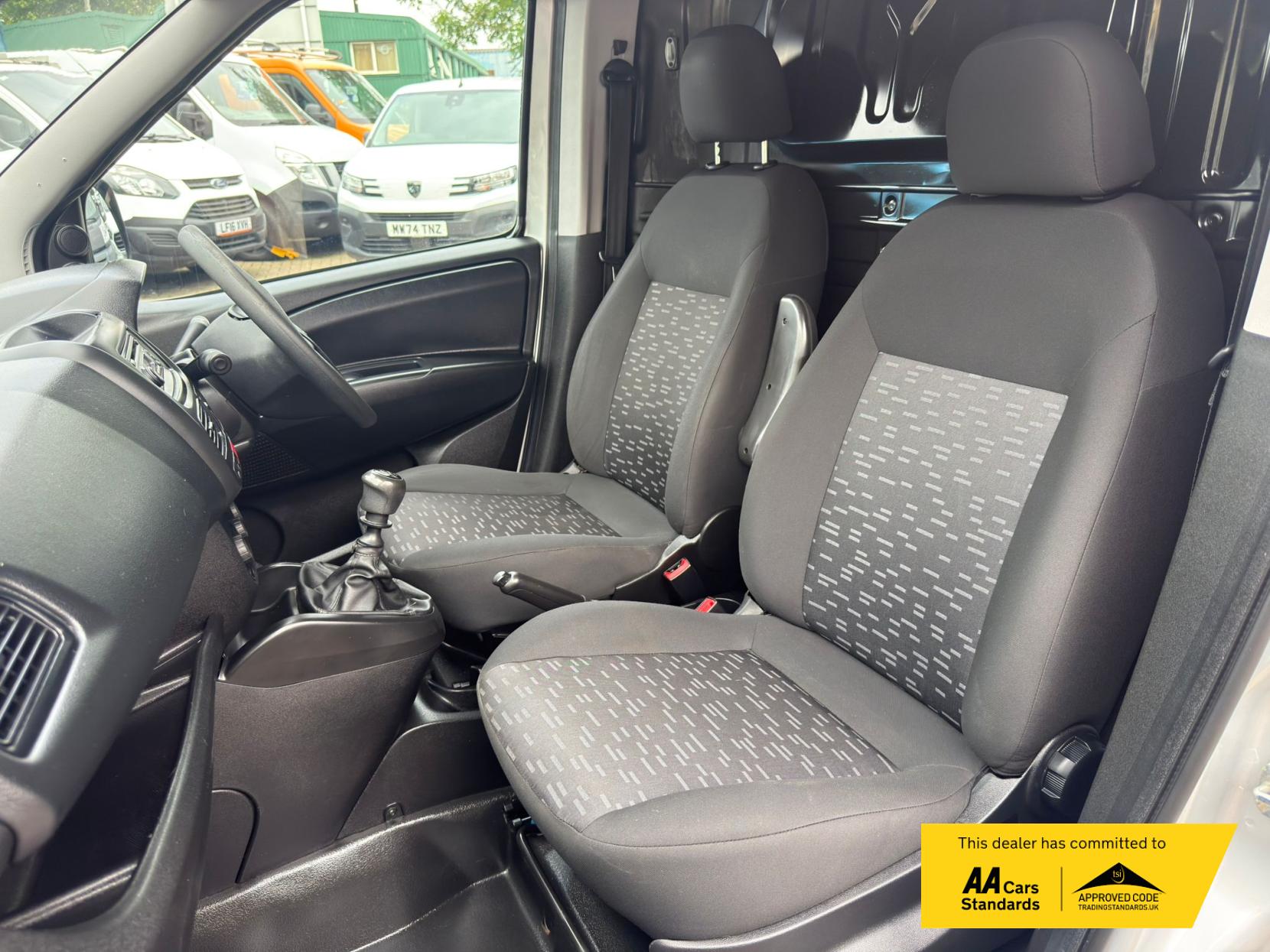 2018 Vauxhall Combo - Thumbnail 38
