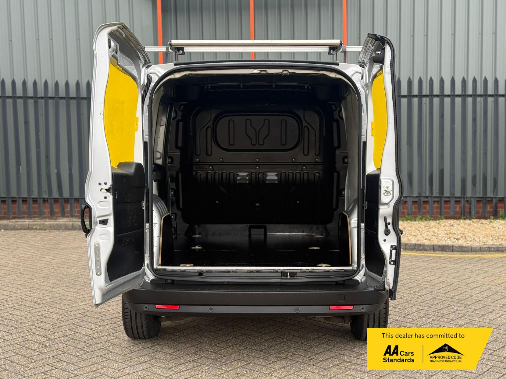 2018 Vauxhall Combo - Thumbnail 11
