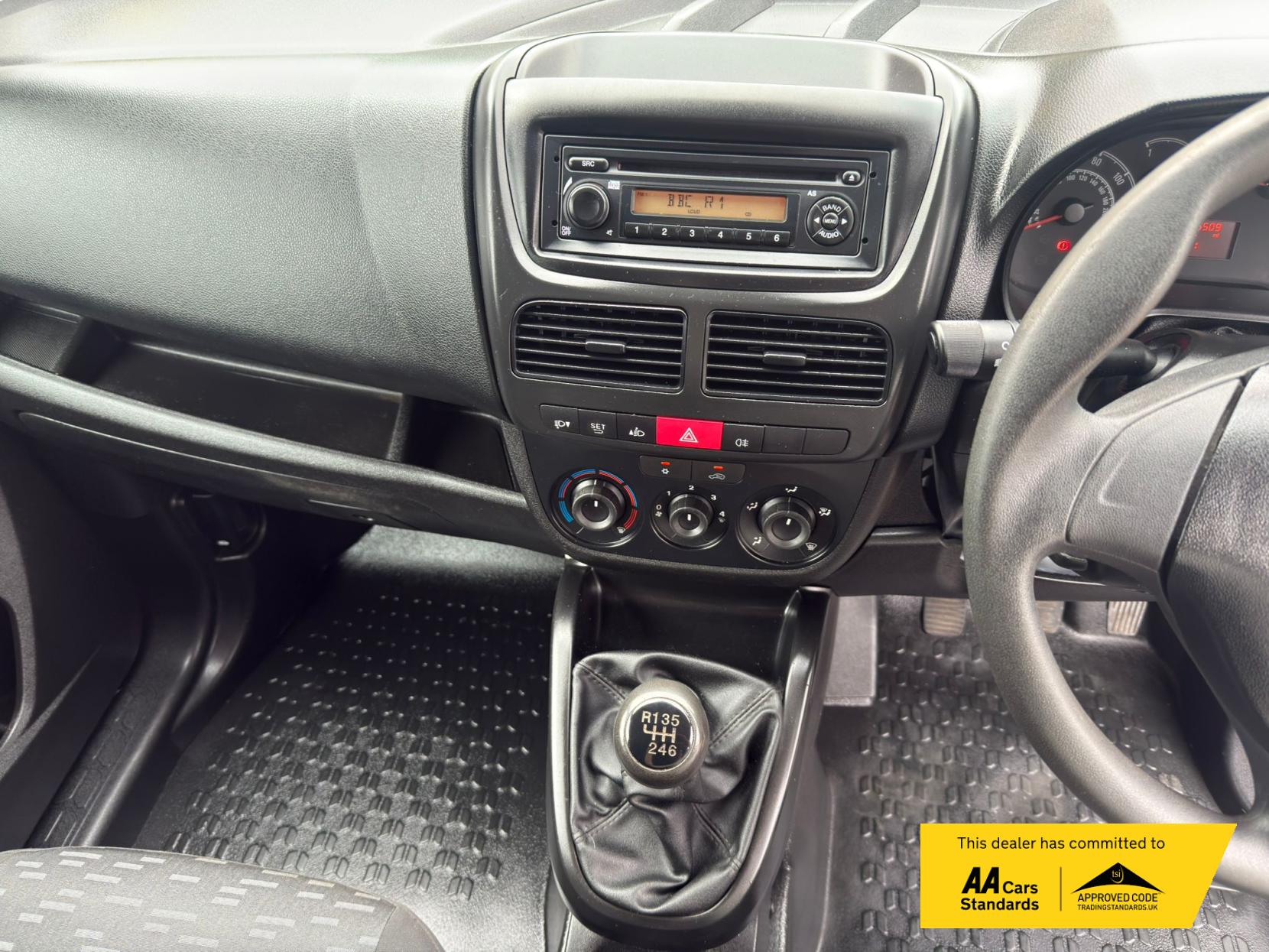 2018 Vauxhall Combo - Thumbnail 21
