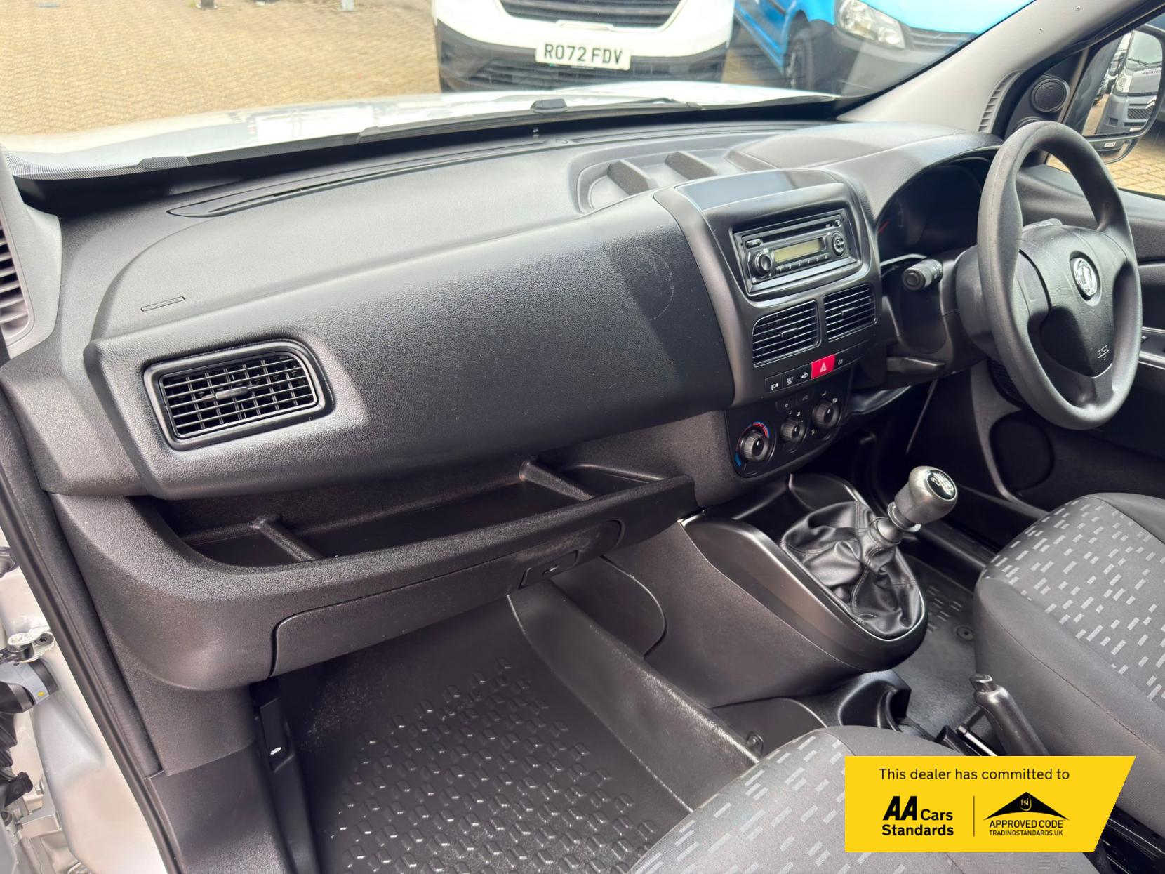 2018 Vauxhall Combo - Thumbnail 26
