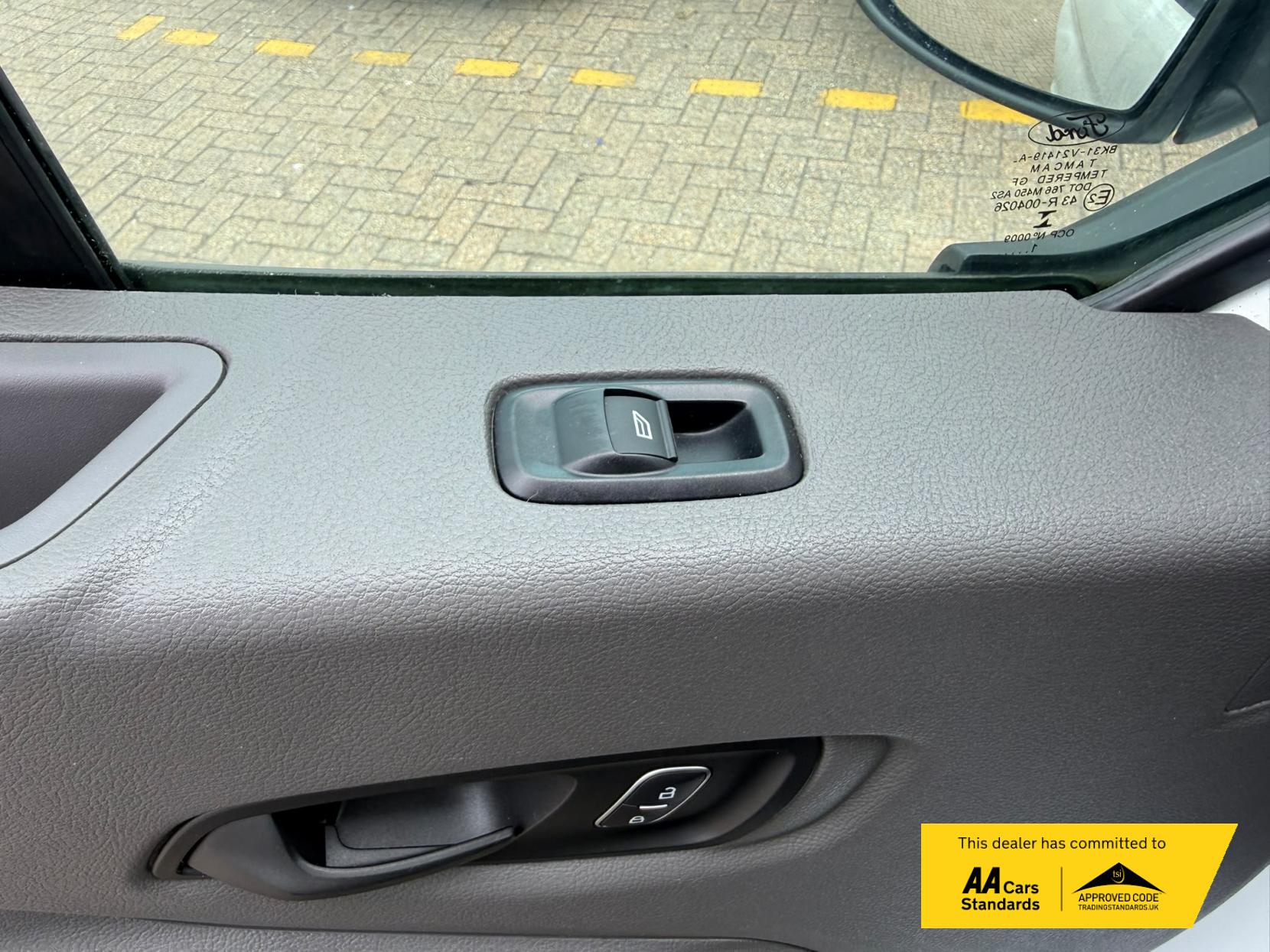 2021 Ford Transit 2.0 350 EcoBlue Leader Luton 3dr Diesel Manual FWD L4 Euro 6 (s/s) (130 ps) - Thumbnail 25