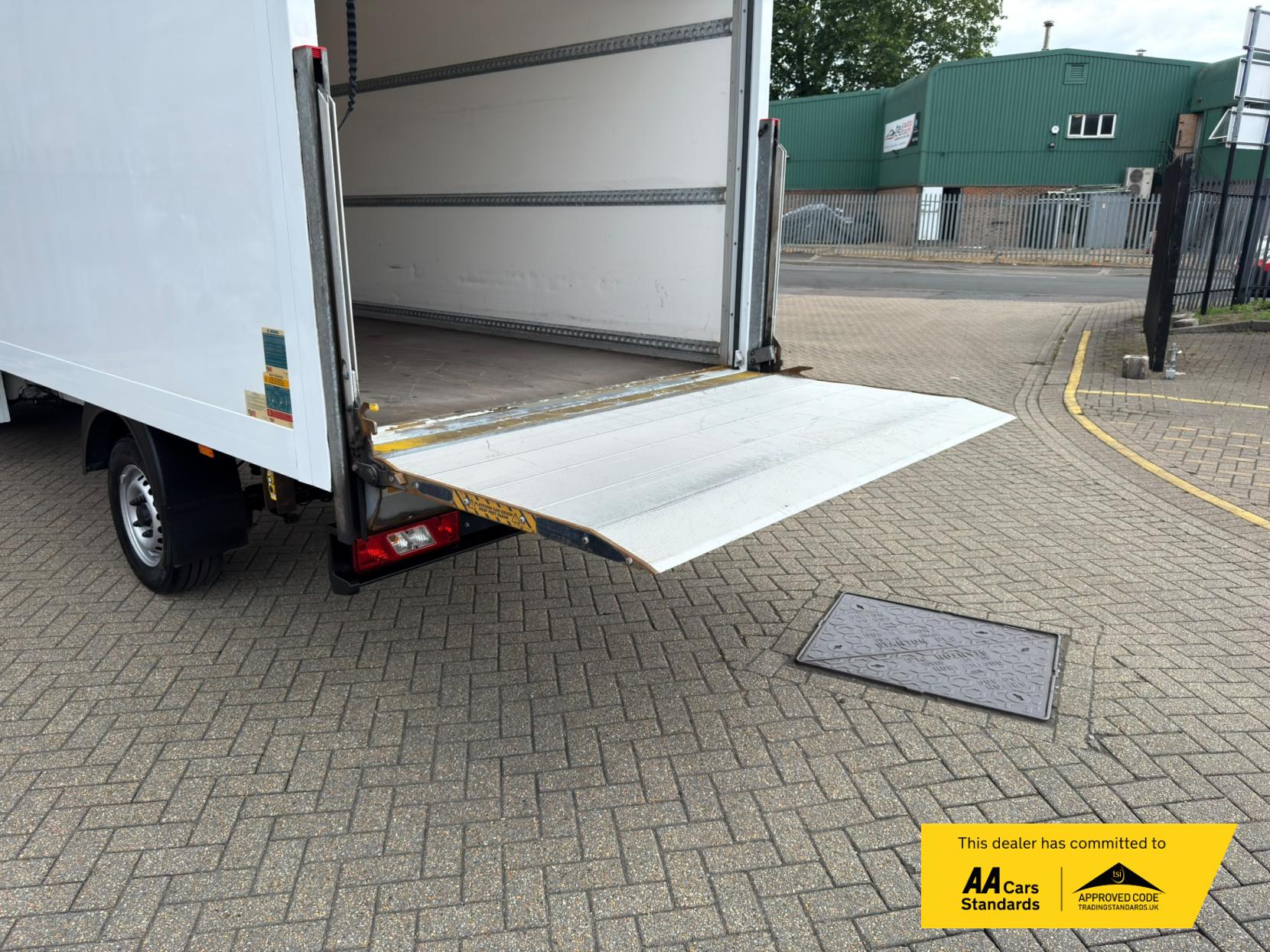 2021 Ford Transit 2.0 350 EcoBlue Leader Luton 3dr Diesel Manual FWD L4 Euro 6 (s/s) (130 ps) - Thumbnail 16