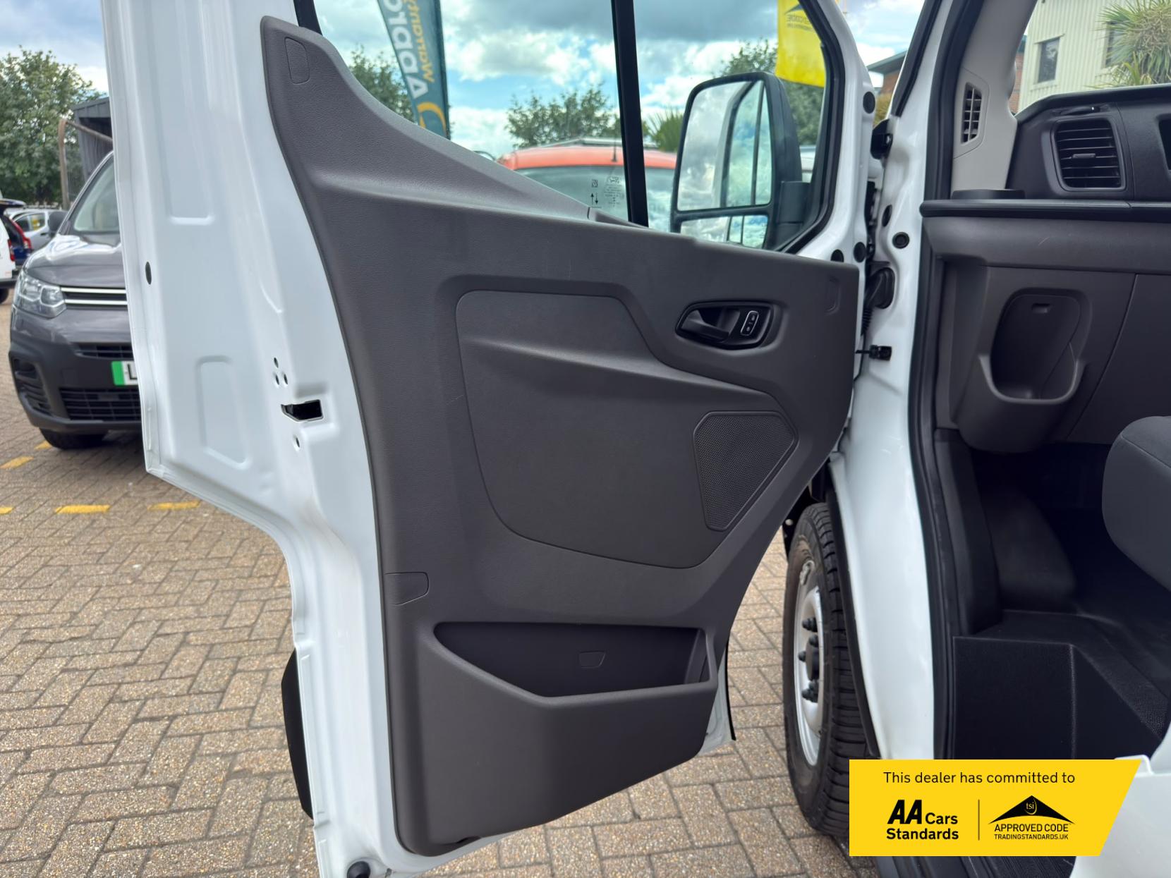 2021 Ford Transit 2.0 350 EcoBlue Leader Luton 3dr Diesel Manual FWD L4 Euro 6 (s/s) (130 ps) - Thumbnail 23