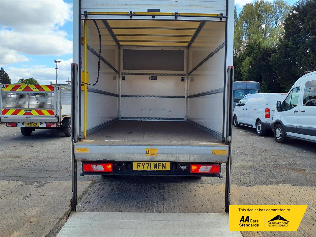 2021 Ford Transit 2.0 350 EcoBlue Leader Luton 3dr Diesel Manual FWD L4 Euro 6 (s/s) (130 ps) - Thumbnail 3