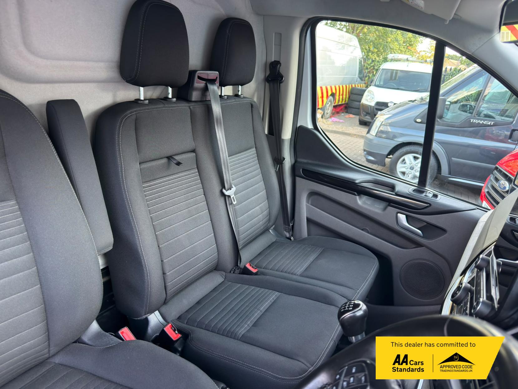 2023 Ford Transit Custom 2.0 300 EcoBlue Limited Panel Van 5dr Diesel Manual L2 H1 Euro 6 (s/s) (130 ps) - Thumbnail 22