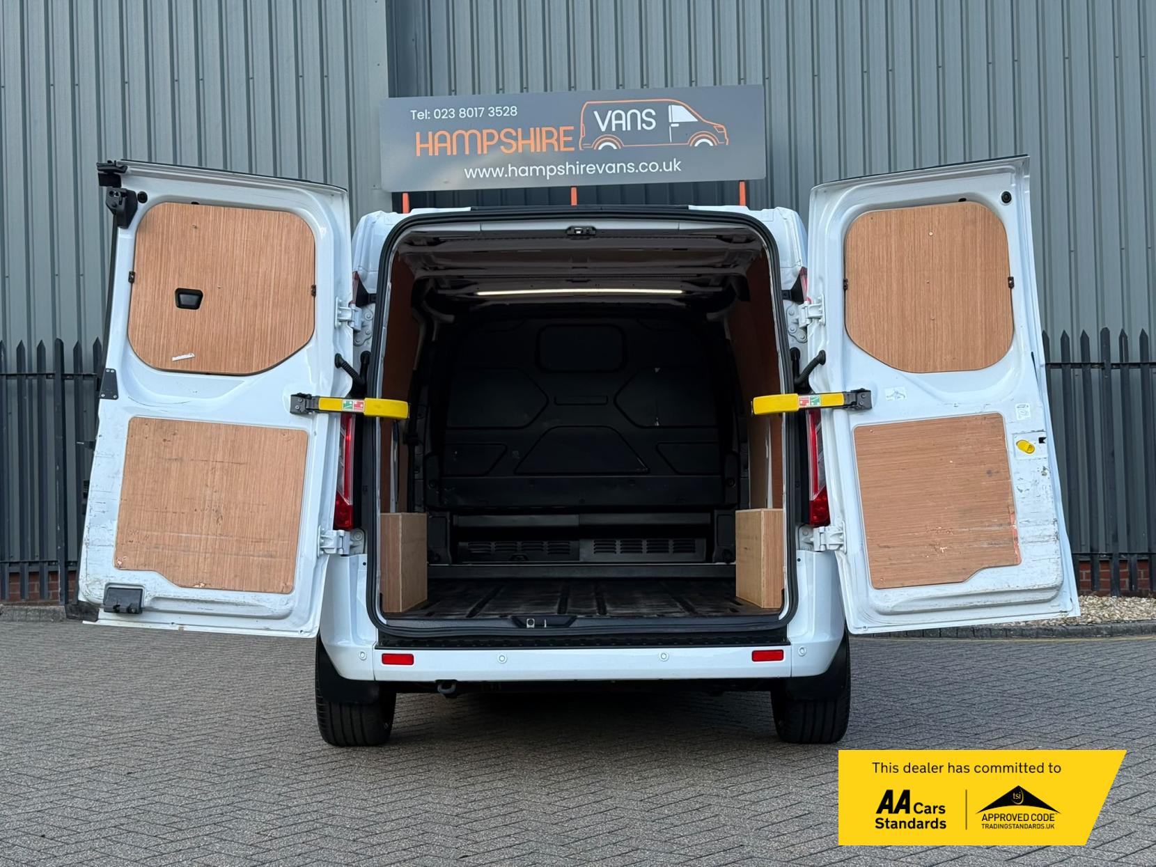 2023 Ford Transit Custom 2.0 300 EcoBlue Limited Panel Van 5dr Diesel Manual L2 H1 Euro 6 (s/s) (130 ps) - Thumbnail 13