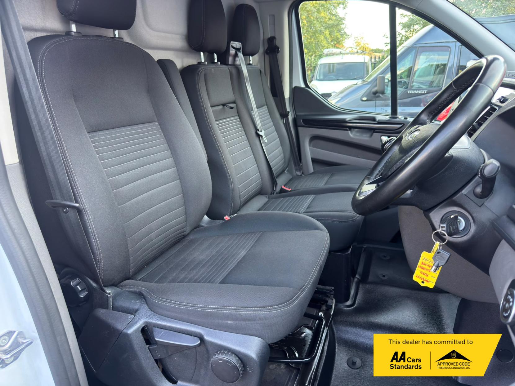 2023 Ford Transit Custom 2.0 300 EcoBlue Limited Panel Van 5dr Diesel Manual L2 H1 Euro 6 (s/s) (130 ps) - Thumbnail 20