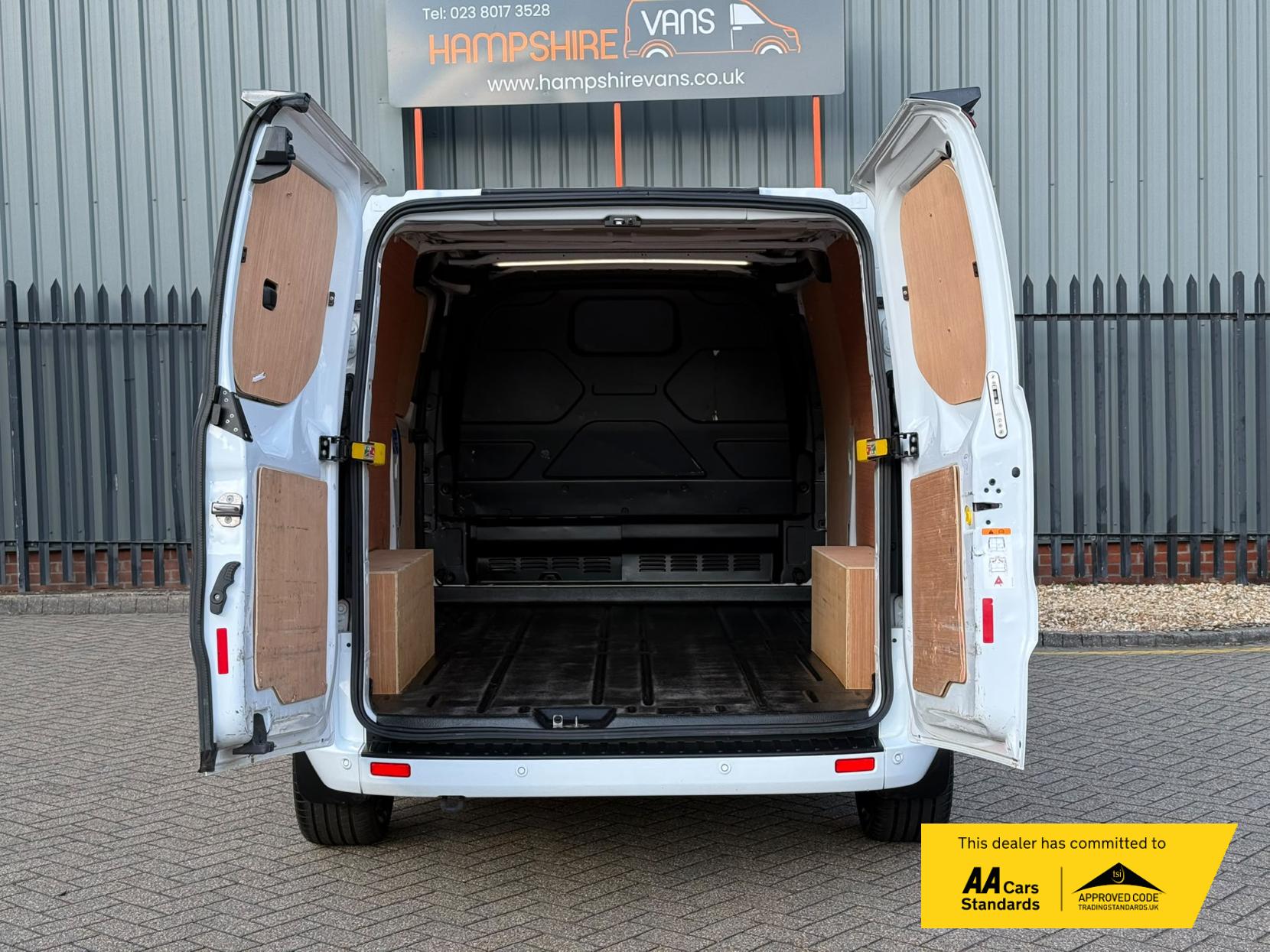 2023 Ford Transit Custom 2.0 300 EcoBlue Limited Panel Van 5dr Diesel Manual L2 H1 Euro 6 (s/s) (130 ps) - Thumbnail 12