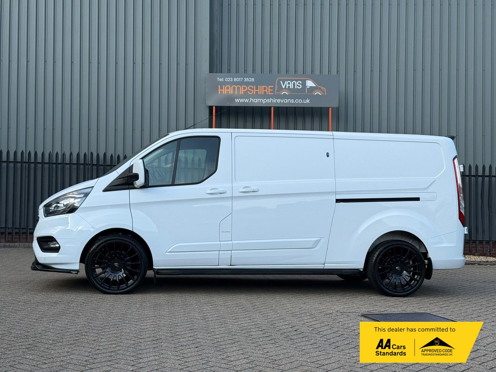 2023 Ford Transit Custom 2.0 300 EcoBlue Limited Panel Van 5dr Diesel Manual L2 H1 Euro 6 (s/s) (130 ps) - Thumbnail 5