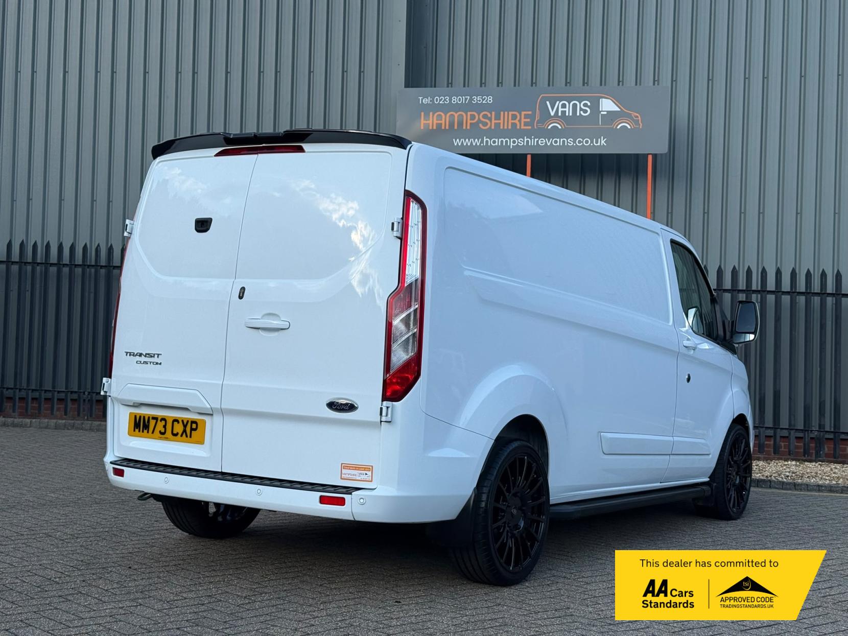 2023 Ford Transit Custom 2.0 300 EcoBlue Limited Panel Van 5dr Diesel Manual L2 H1 Euro 6 (s/s) (130 ps) - Thumbnail 4