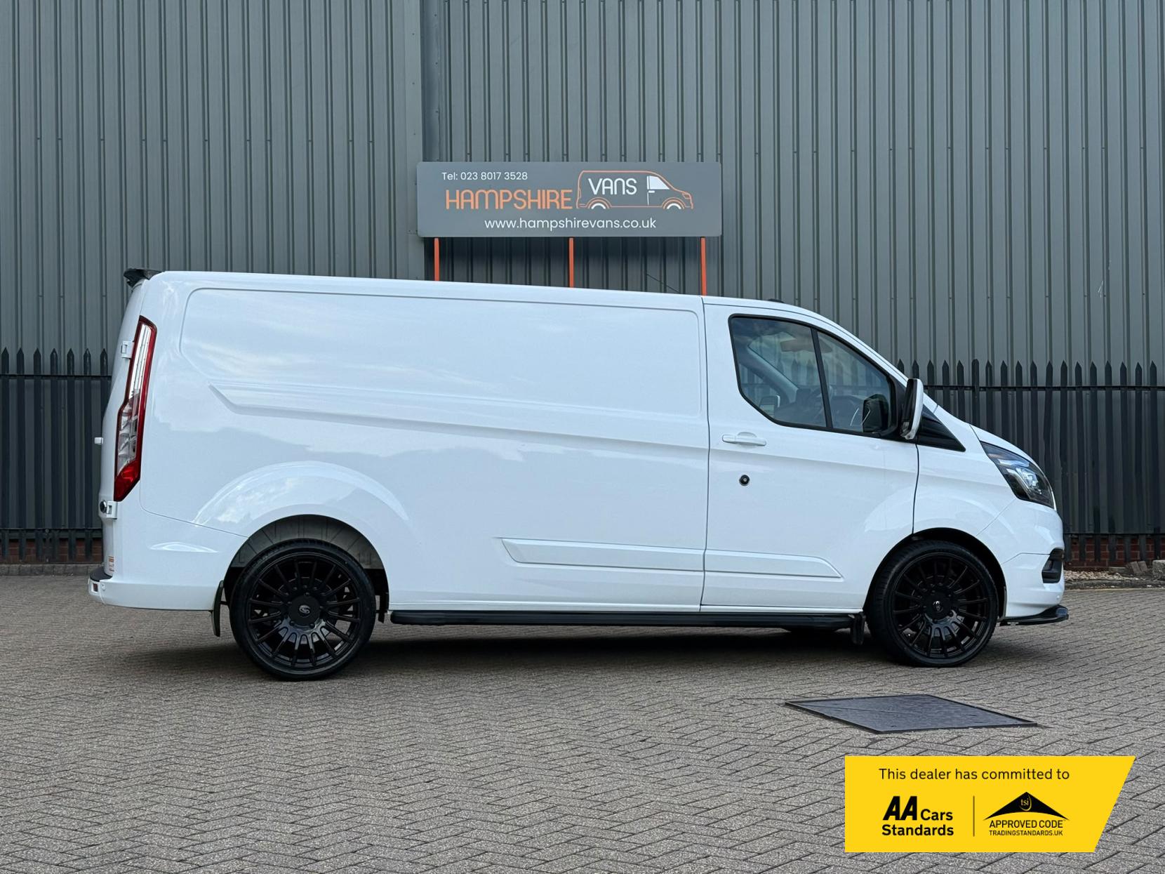 2023 Ford Transit Custom 2.0 300 EcoBlue Limited Panel Van 5dr Diesel Manual L2 H1 Euro 6 (s/s) (130 ps) - Thumbnail 7