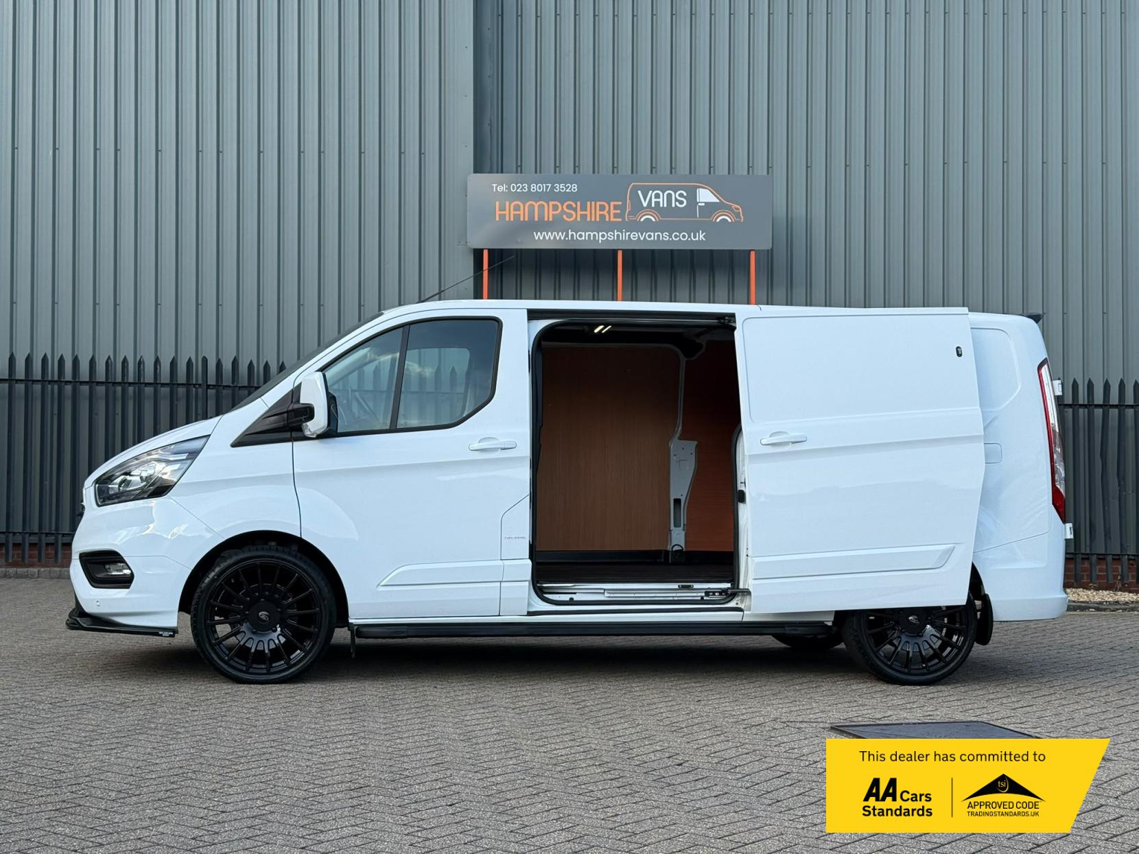 2023 Ford Transit Custom 2.0 300 EcoBlue Limited Panel Van 5dr Diesel Manual L2 H1 Euro 6 (s/s) (130 ps) - Thumbnail 6