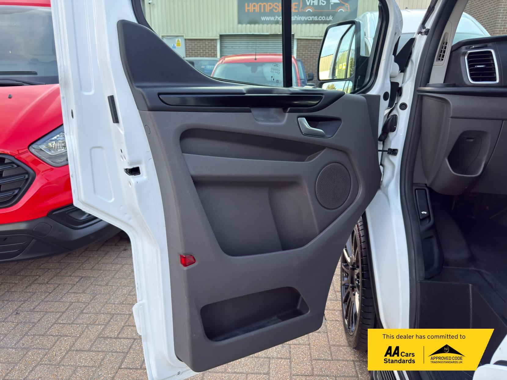 2023 Ford Transit Custom 2.0 300 EcoBlue Limited Panel Van 5dr Diesel Manual L2 H1 Euro 6 (s/s) (130 ps) - Thumbnail 27