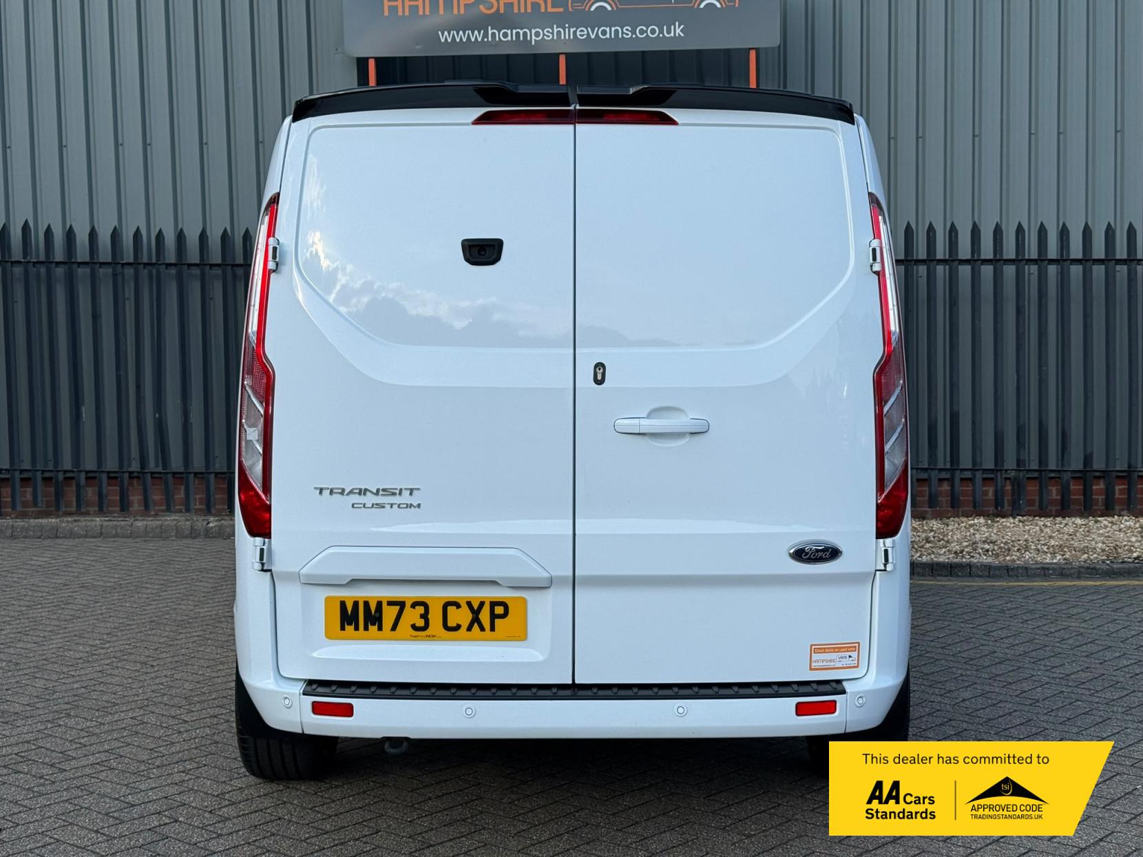 2023 Ford Transit Custom 2.0 300 EcoBlue Limited Panel Van 5dr Diesel Manual L2 H1 Euro 6 (s/s) (130 ps) - Thumbnail 10