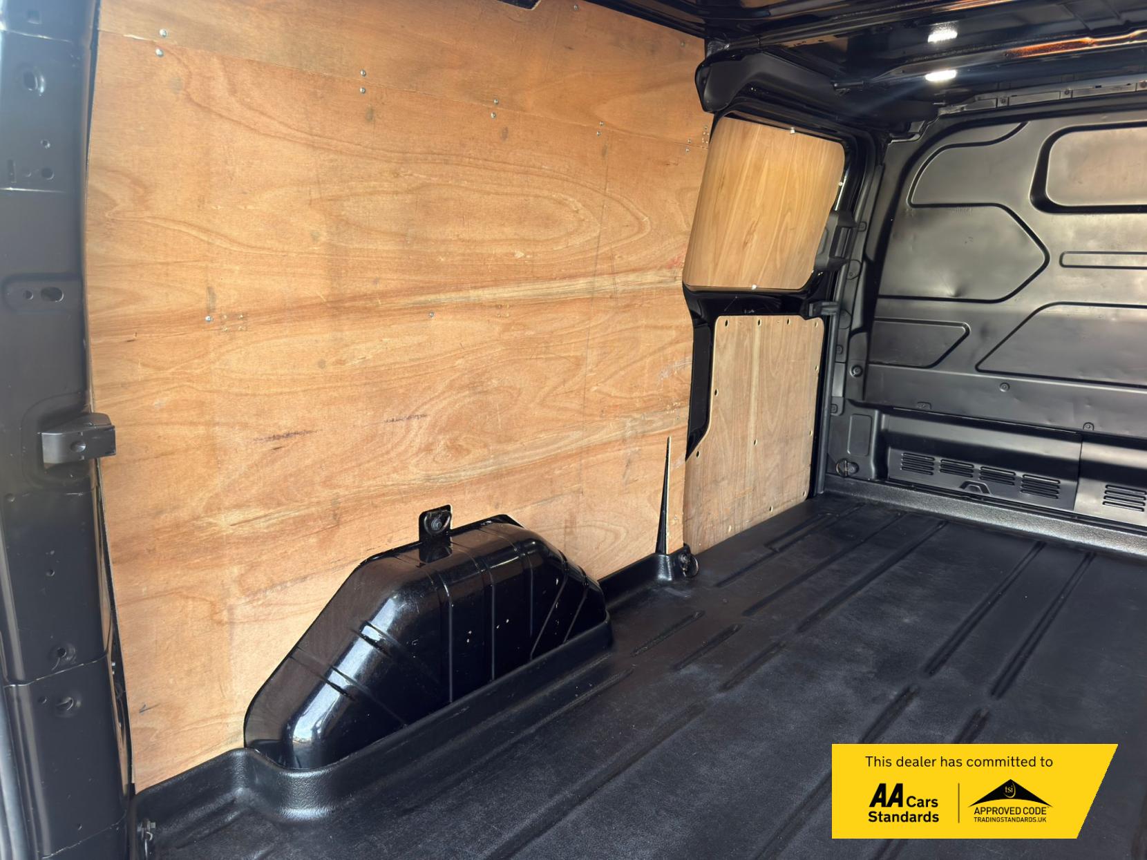 2021 Ford Transit Custom 2.0 300 EcoBlue Trail Panel Van 5dr Diesel Manual L2 H1 Euro 6 (s/s) (170 ps) - Thumbnail 17
