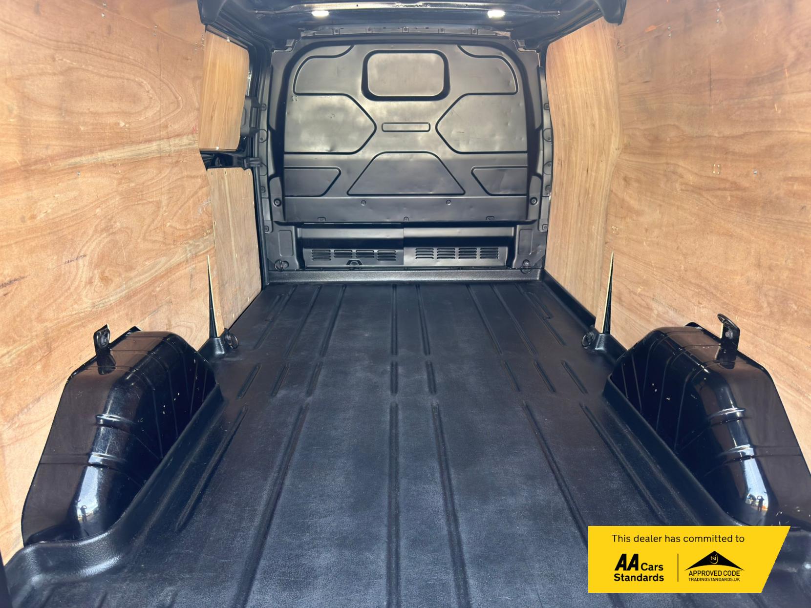2021 Ford Transit Custom 2.0 300 EcoBlue Trail Panel Van 5dr Diesel Manual L2 H1 Euro 6 (s/s) (170 ps) - Thumbnail 18