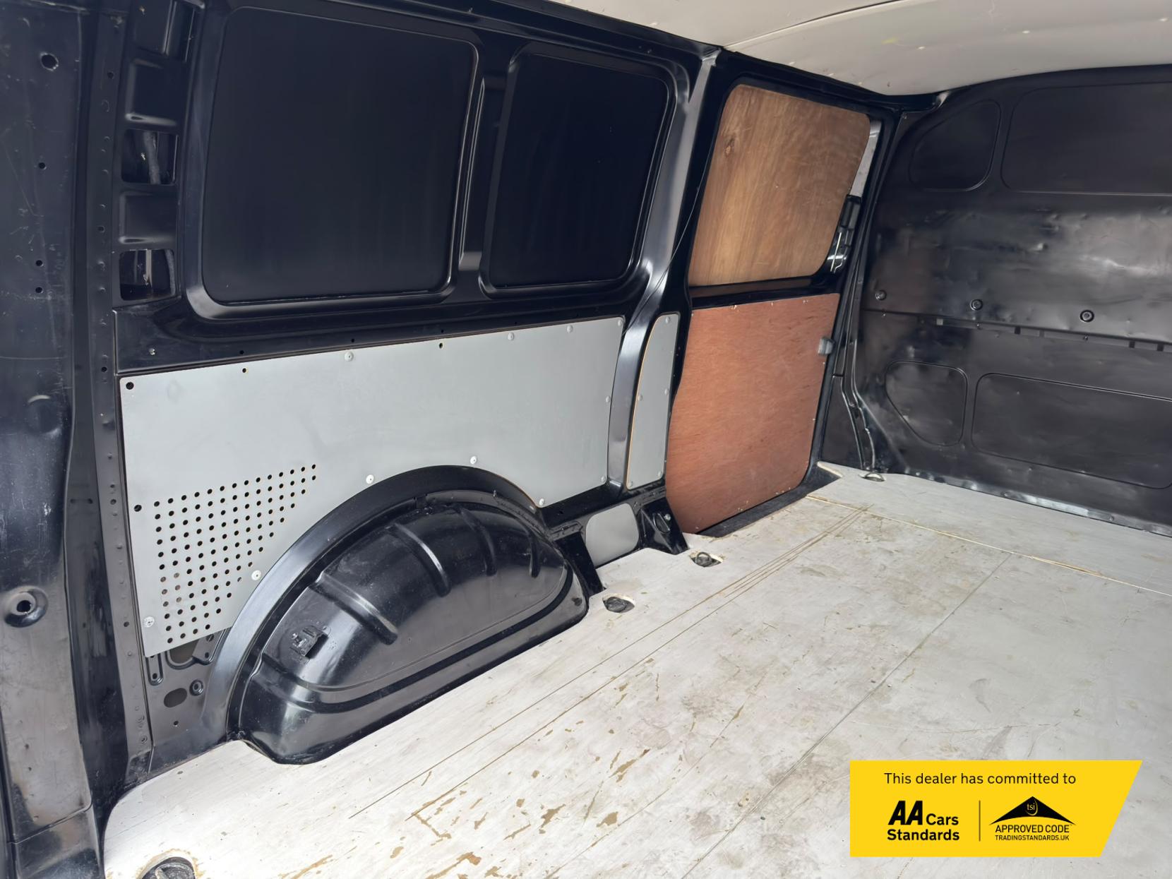 2011 Volkswagen Transporter 2.0 TDI T30 Panel Van 4dr Diesel Manual L3 H1 (203 g/km, 138 bhp) - Thumbnail 14