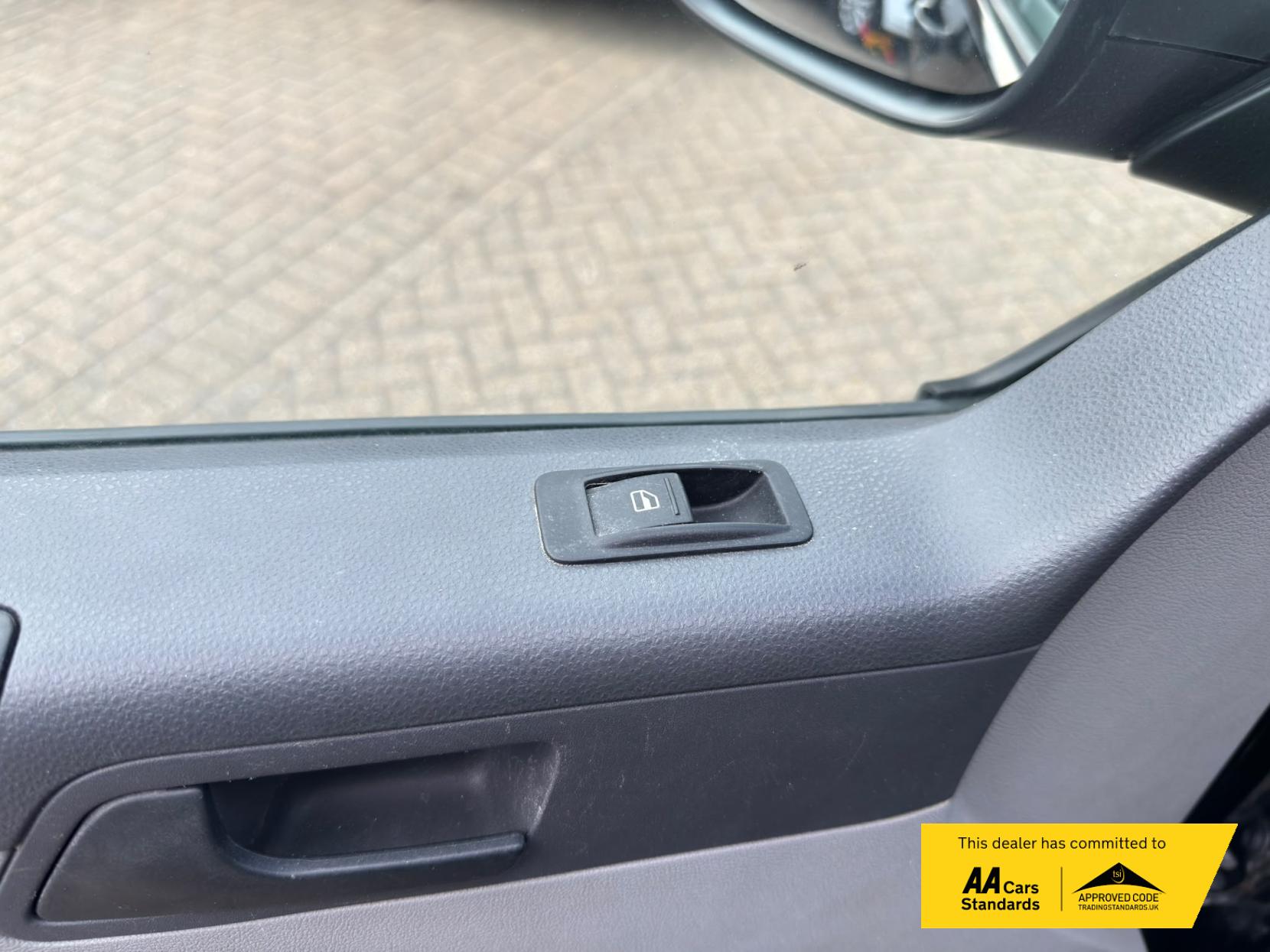 2011 Volkswagen Transporter 2.0 TDI T30 Panel Van 4dr Diesel Manual L3 H1 (203 g/km, 138 bhp) - Thumbnail 23