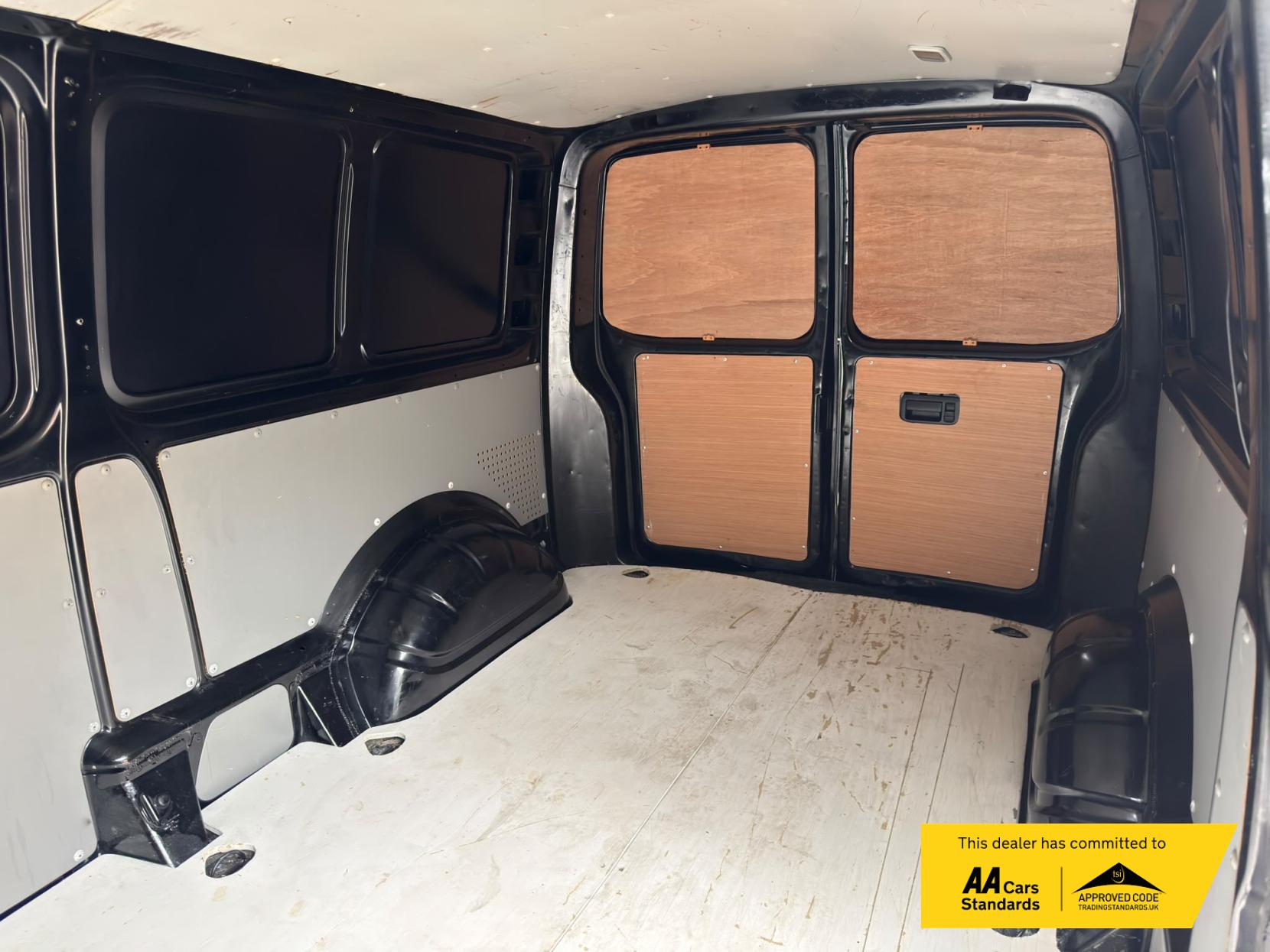 2011 Volkswagen Transporter 2.0 TDI T30 Panel Van 4dr Diesel Manual L3 H1 (203 g/km, 138 bhp) - Thumbnail 18