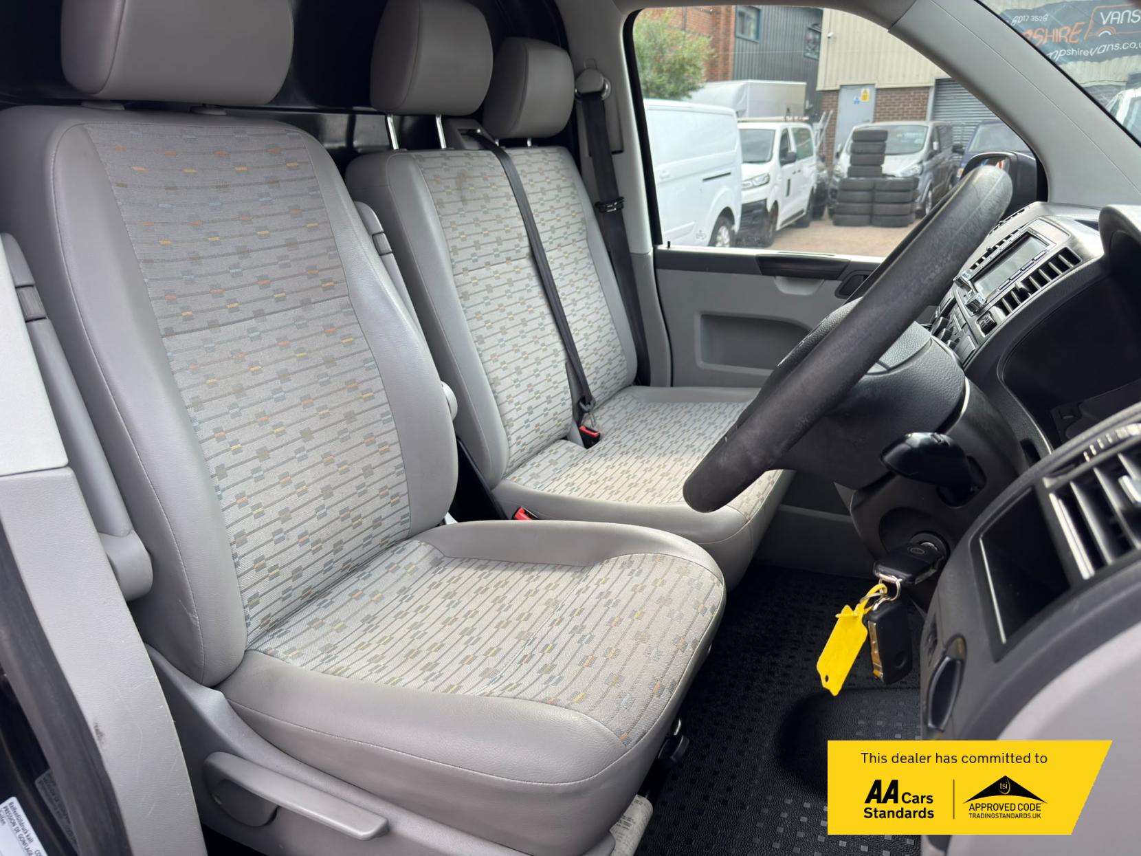 2011 Volkswagen Transporter 2.0 TDI T30 Panel Van 4dr Diesel Manual L3 H1 (203 g/km, 138 bhp) - Thumbnail 20