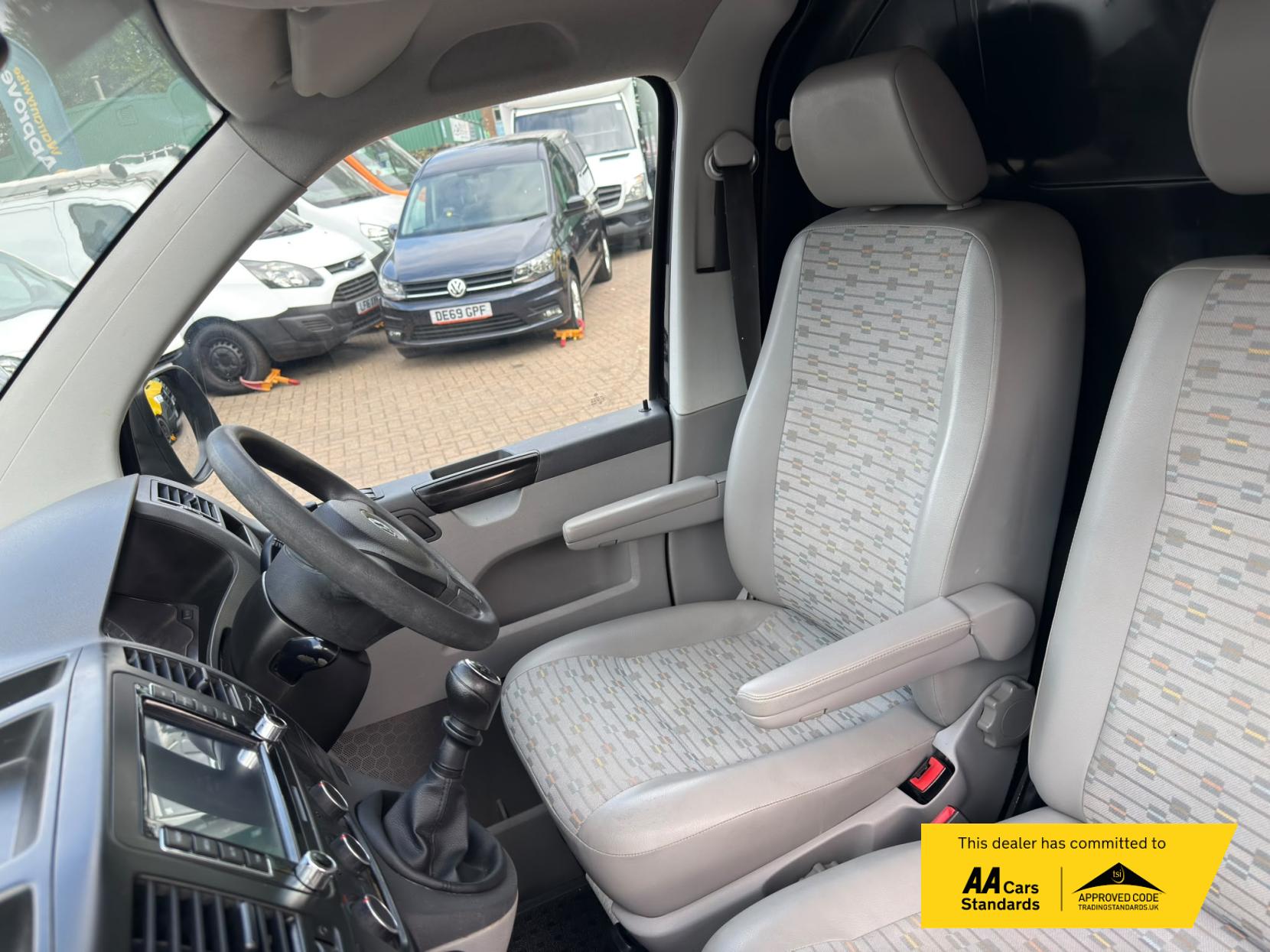 2011 Volkswagen Transporter 2.0 TDI T30 Panel Van 4dr Diesel Manual L3 H1 (203 g/km, 138 bhp) - Thumbnail 19