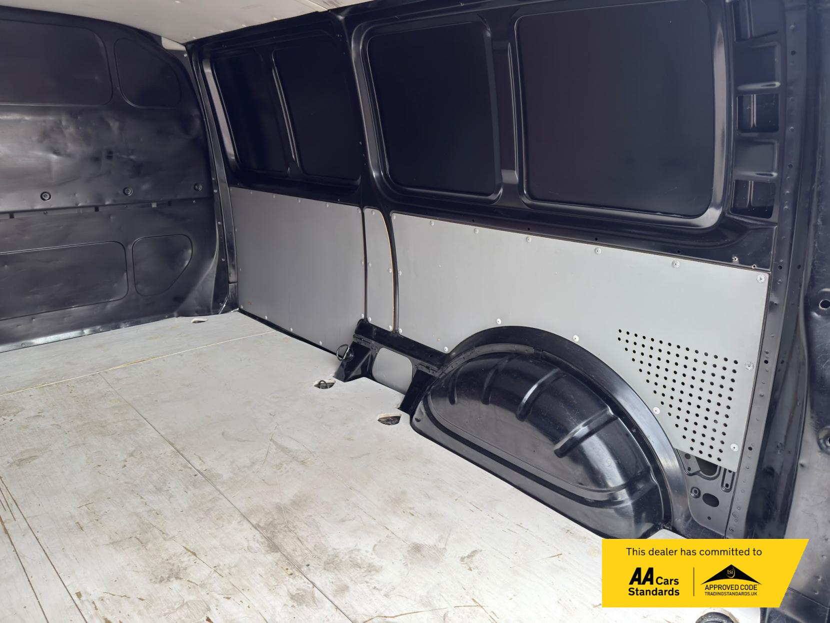 2011 Volkswagen Transporter 2.0 TDI T30 Panel Van 4dr Diesel Manual L3 H1 (203 g/km, 138 bhp) - Thumbnail 16