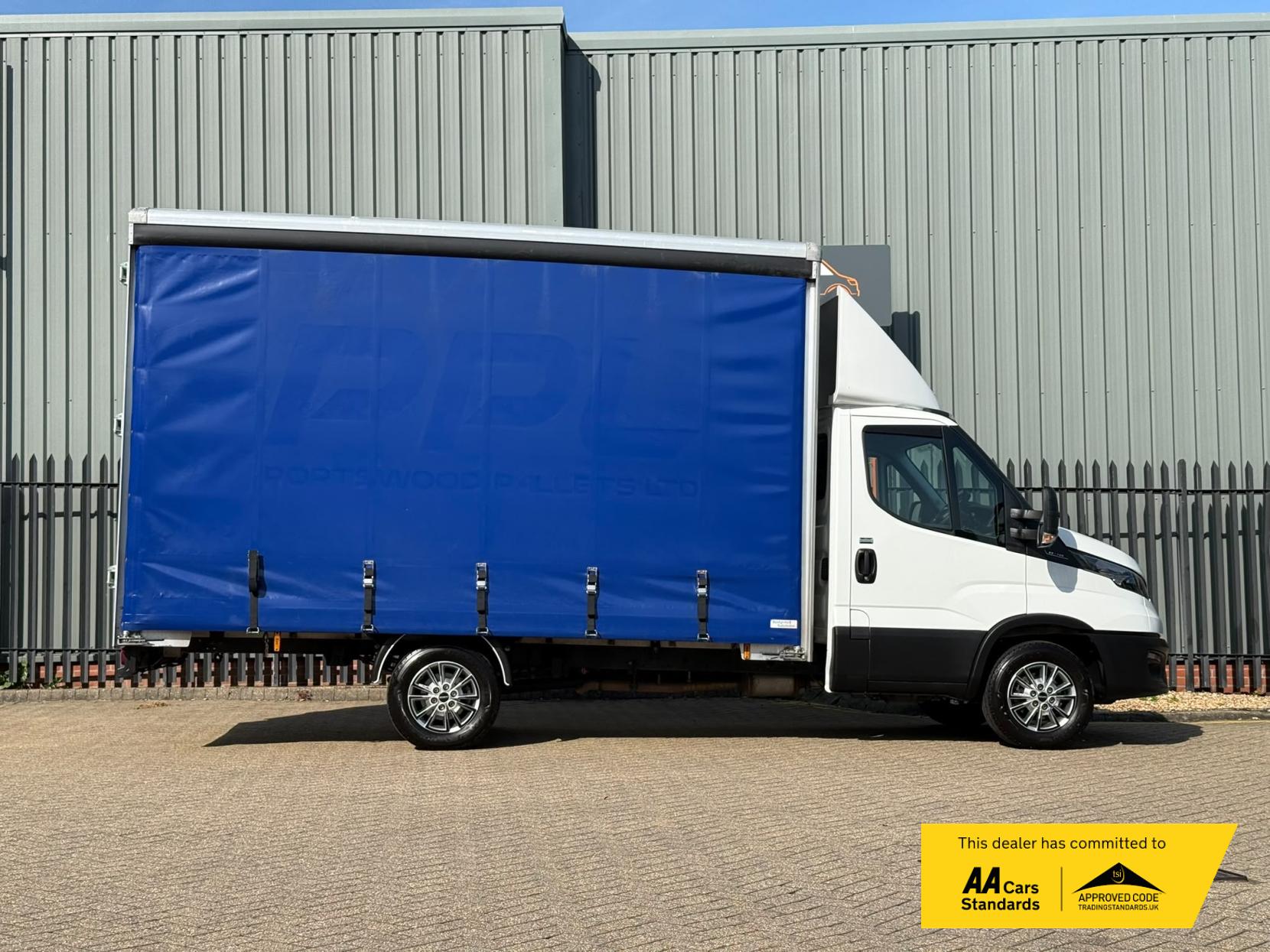 2025 Iveco Daily 2.3D HPI 14V 35S 3450 Curtain Side Luton 2dr Diesel Manual Euro 6 (136 ps) - Thumbnail 8
