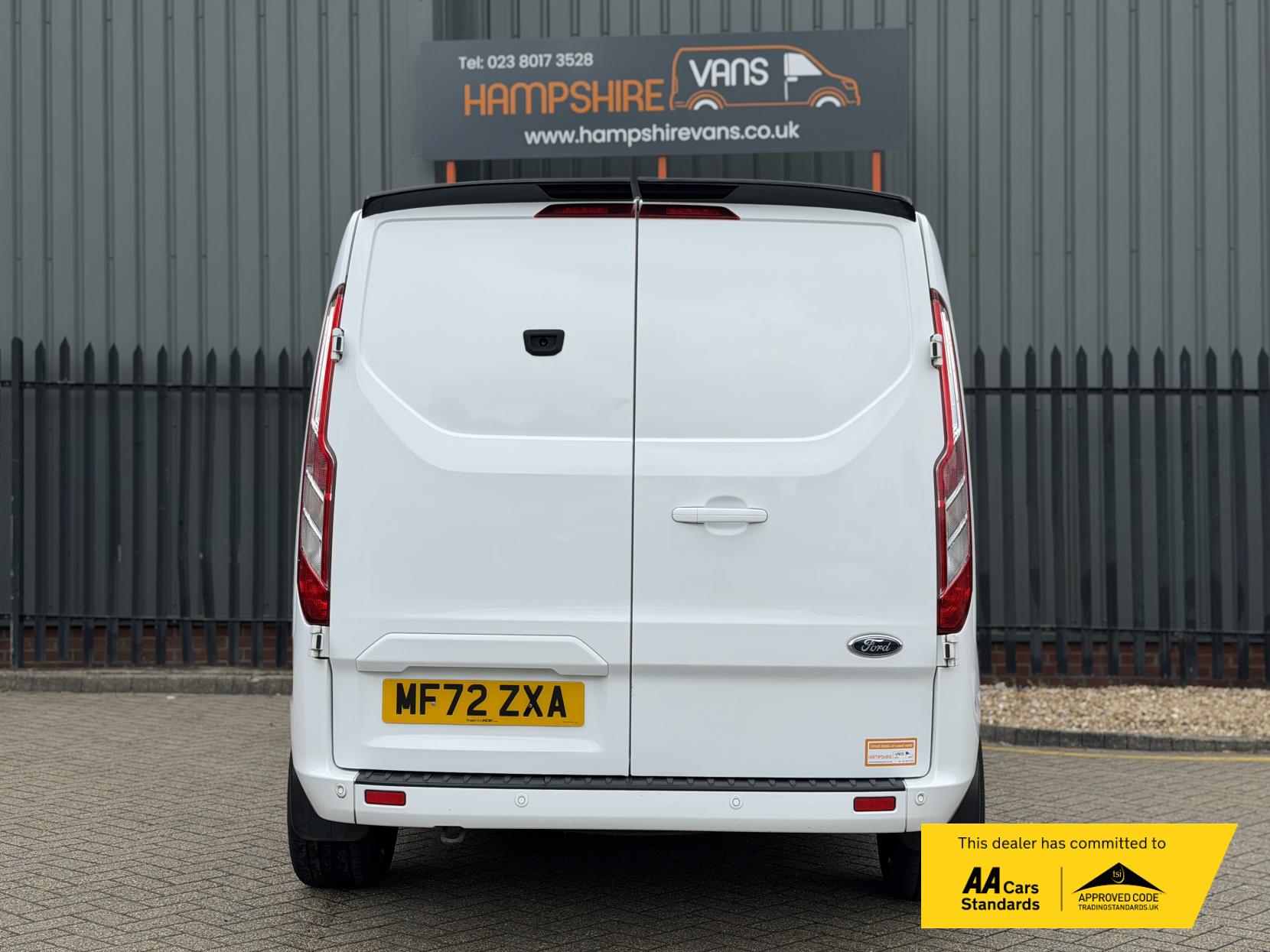 2022 Ford Transit Custom 2.0 300 EcoBlue Limited Panel Van 5dr Diesel Manual L2 H1 Euro 6 (s/s) (130 ps) - Thumbnail 17