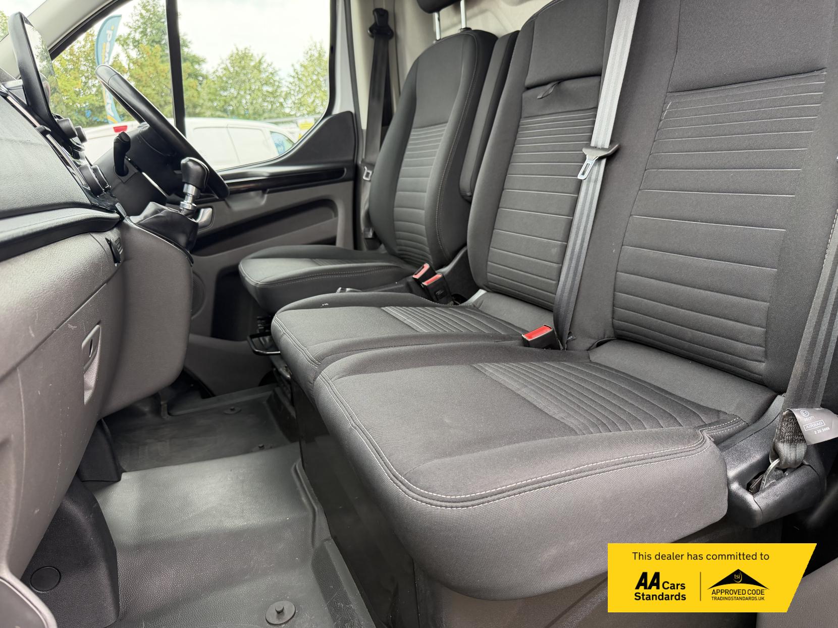 2022 Ford Transit Custom 2.0 300 EcoBlue Limited Panel Van 5dr Diesel Manual L2 H1 Euro 6 (s/s) (130 ps) - Thumbnail 15