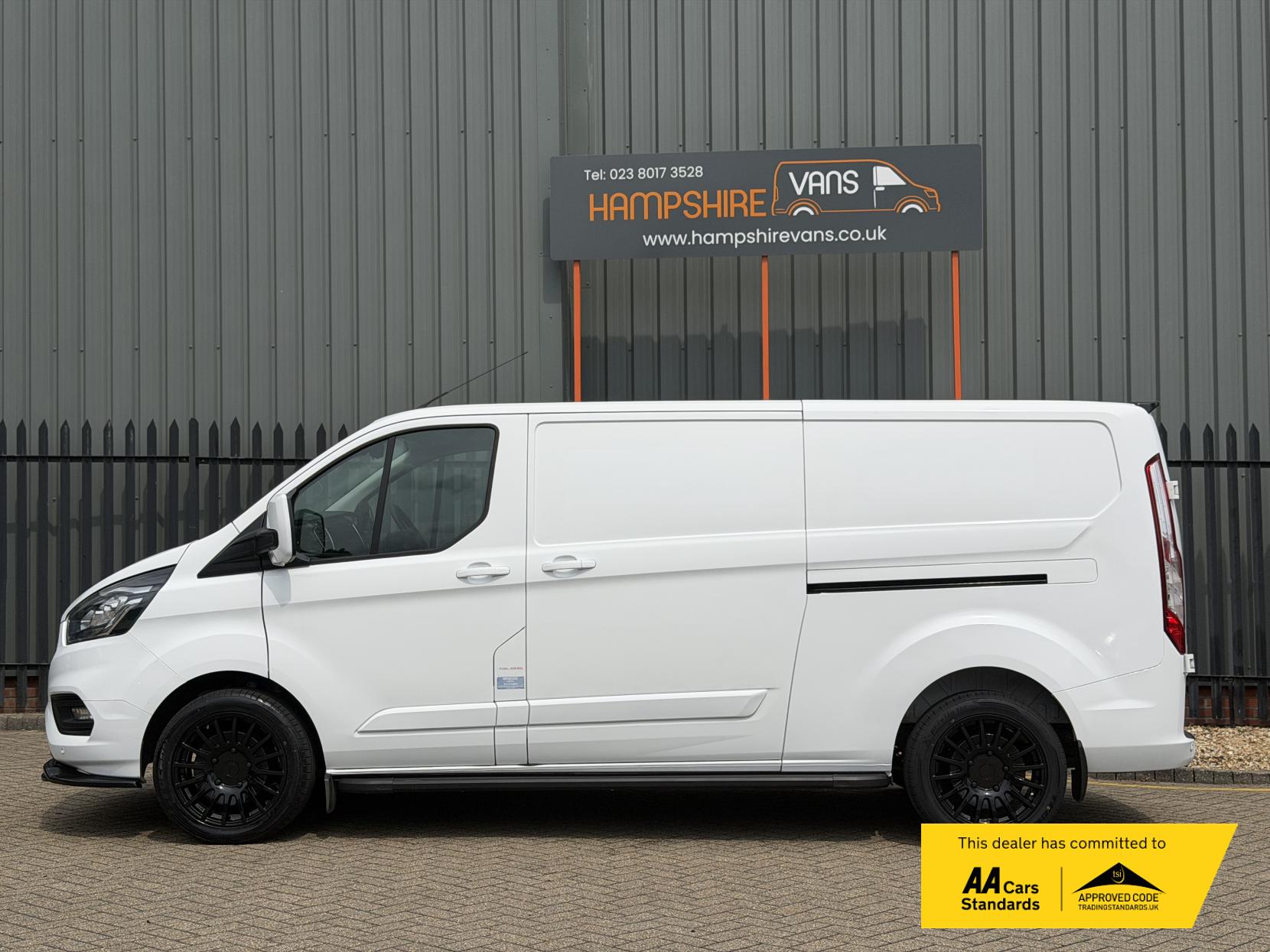 2022 Ford Transit Custom 2.0 300 EcoBlue Limited Panel Van 5dr Diesel Manual L2 H1 Euro 6 (s/s) (130 ps) - Thumbnail 5