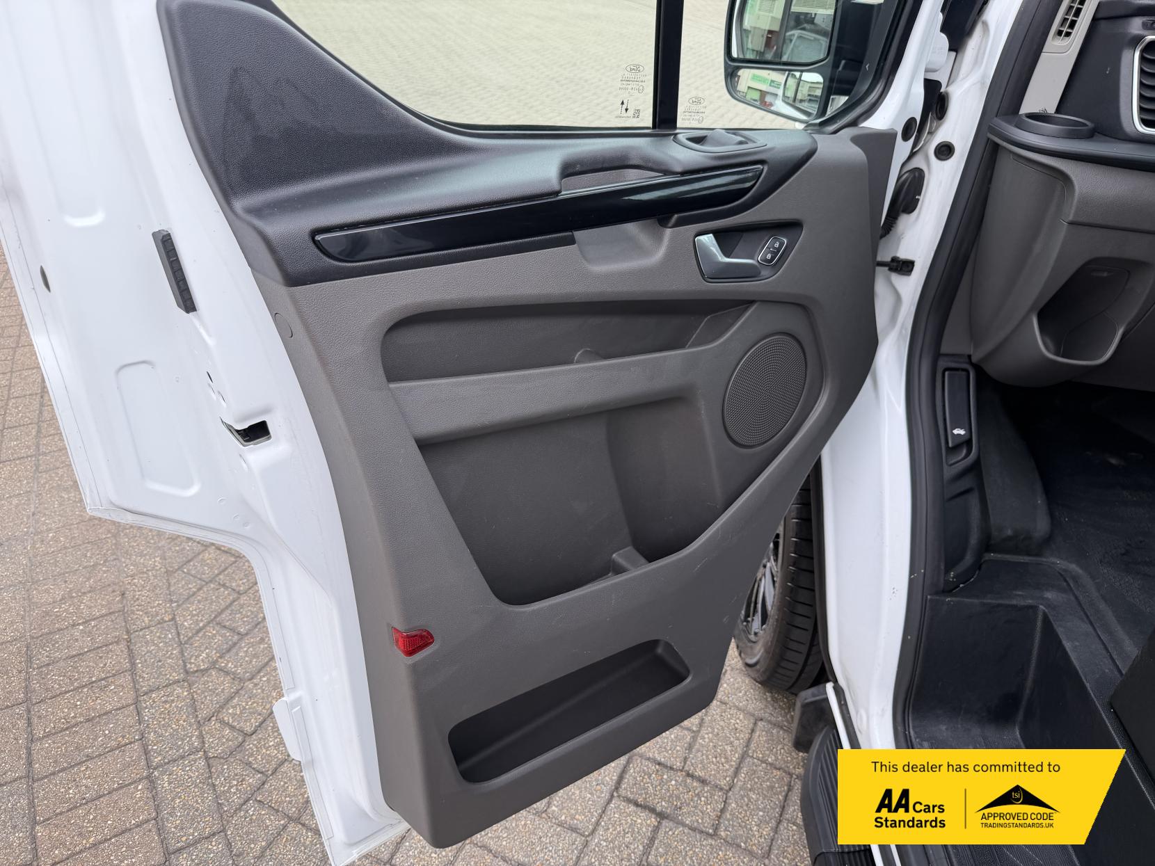 2022 Ford Transit Custom 2.0 300 EcoBlue Limited Panel Van 5dr Diesel Manual L2 H1 Euro 6 (s/s) (130 ps) - Thumbnail 26