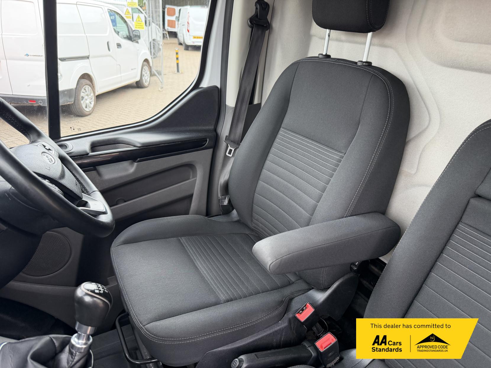2022 Ford Transit Custom 2.0 300 EcoBlue Limited Panel Van 5dr Diesel Manual L2 H1 Euro 6 (s/s) (130 ps) - Thumbnail 11