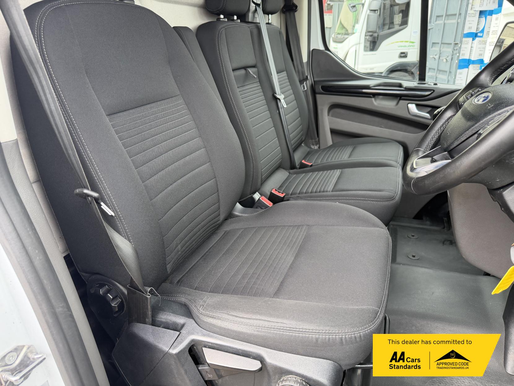 2022 Ford Transit Custom 2.0 300 EcoBlue Limited Panel Van 5dr Diesel Manual L2 H1 Euro 6 (s/s) (130 ps) - Thumbnail 12