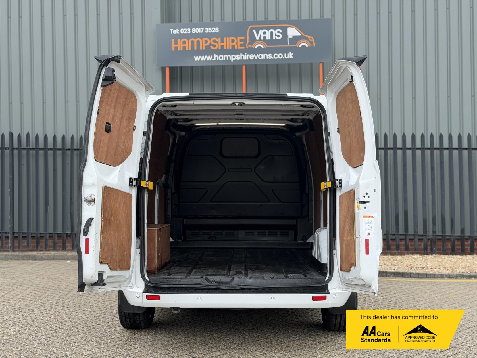 2022 Ford Transit Custom 2.0 300 EcoBlue Limited Panel Van 5dr Diesel Manual L2 H1 Euro 6 (s/s) (130 ps) - Thumbnail 19