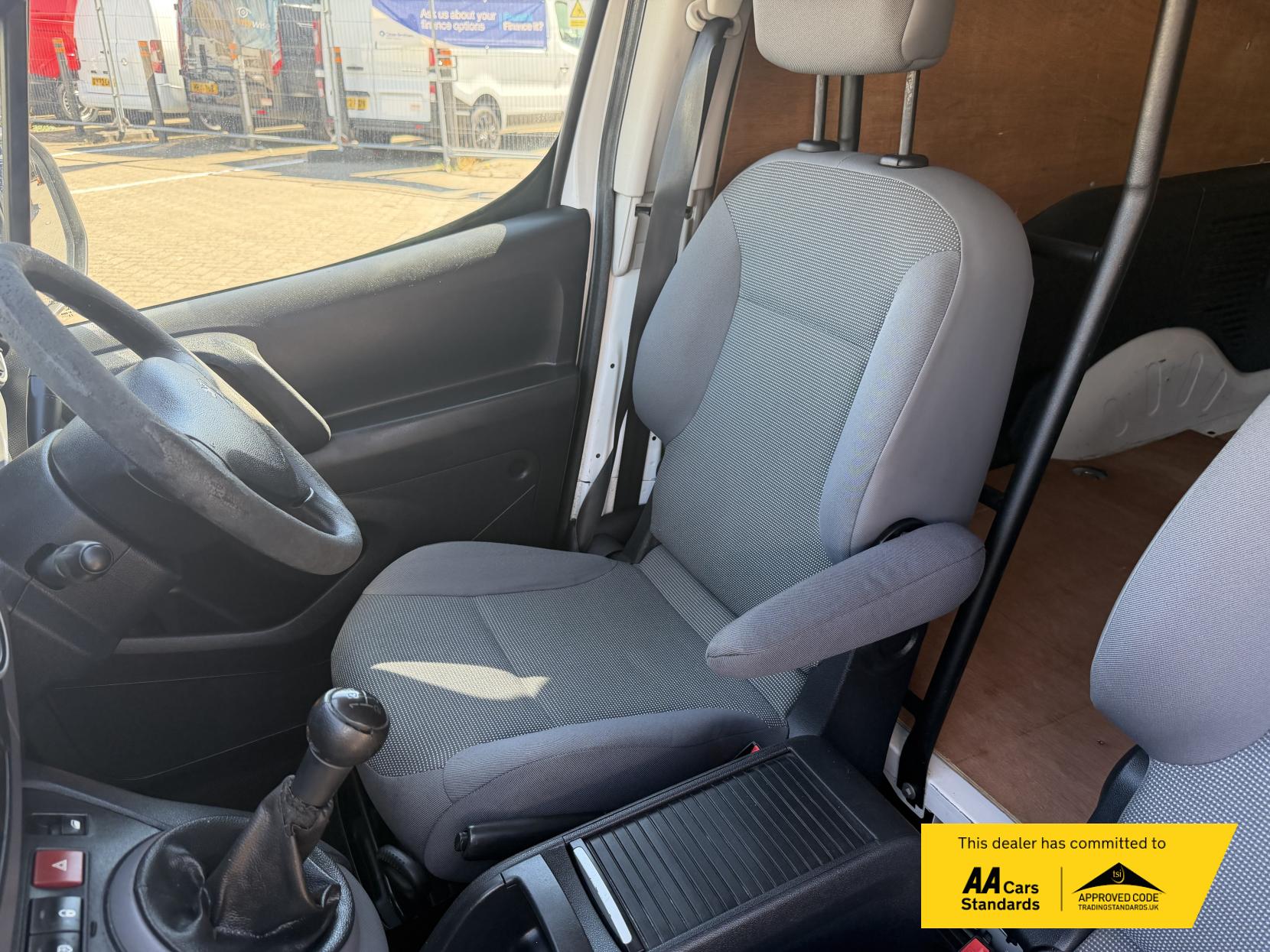2011 Peugeot Partner 1.6 HDi 625 S Panel Van 4dr Diesel Manual L1 (153 g/km, 75 bhp) - Thumbnail 17