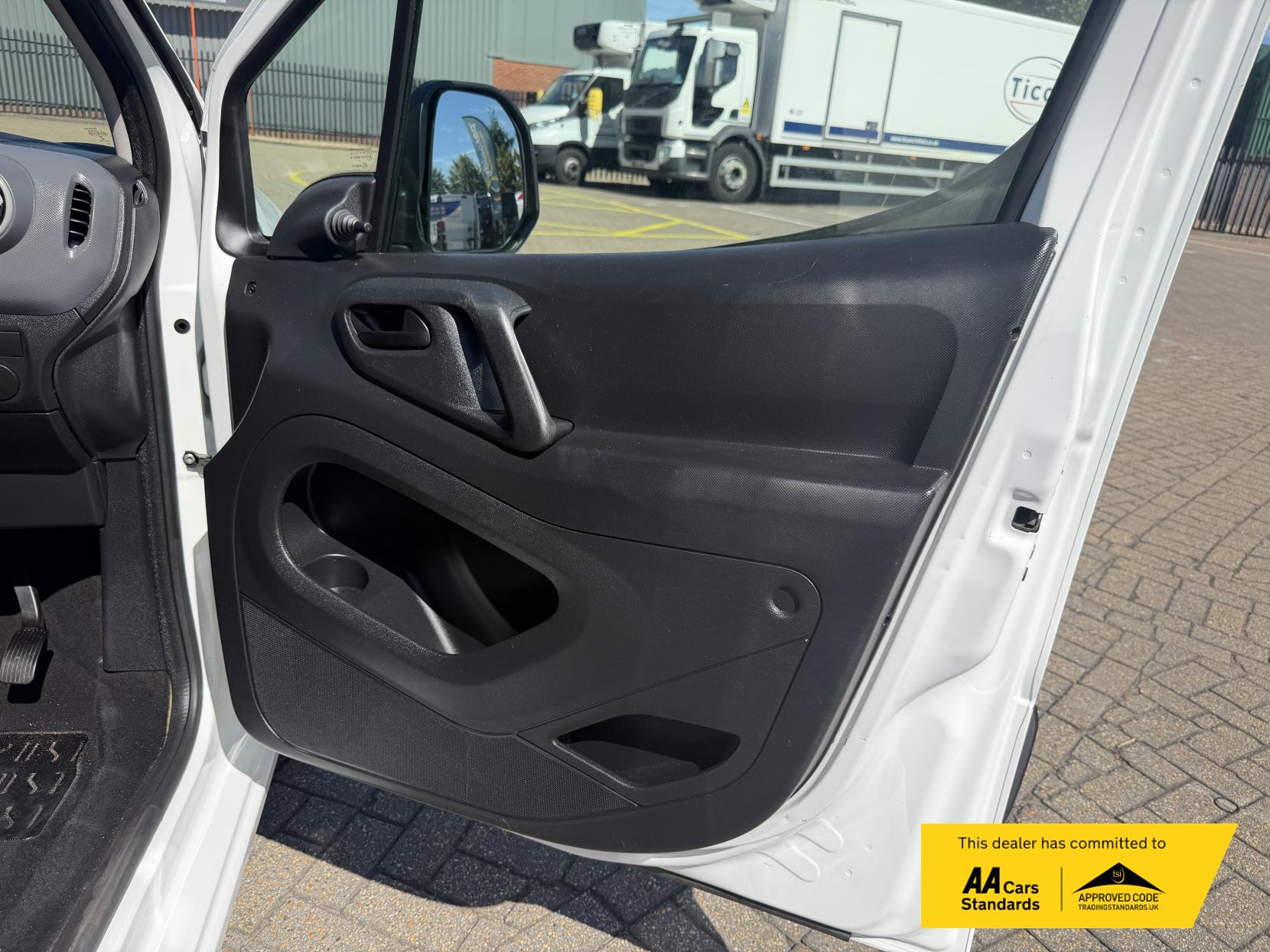 2011 Peugeot Partner 1.6 HDi 625 S Panel Van 4dr Diesel Manual L1 (153 g/km, 75 bhp) - Thumbnail 33