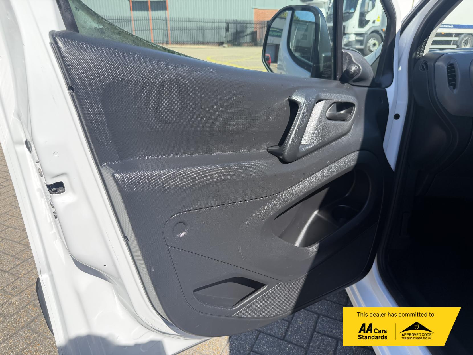 2011 Peugeot Partner 1.6 HDi 625 S Panel Van 4dr Diesel Manual L1 (153 g/km, 75 bhp) - Thumbnail 21