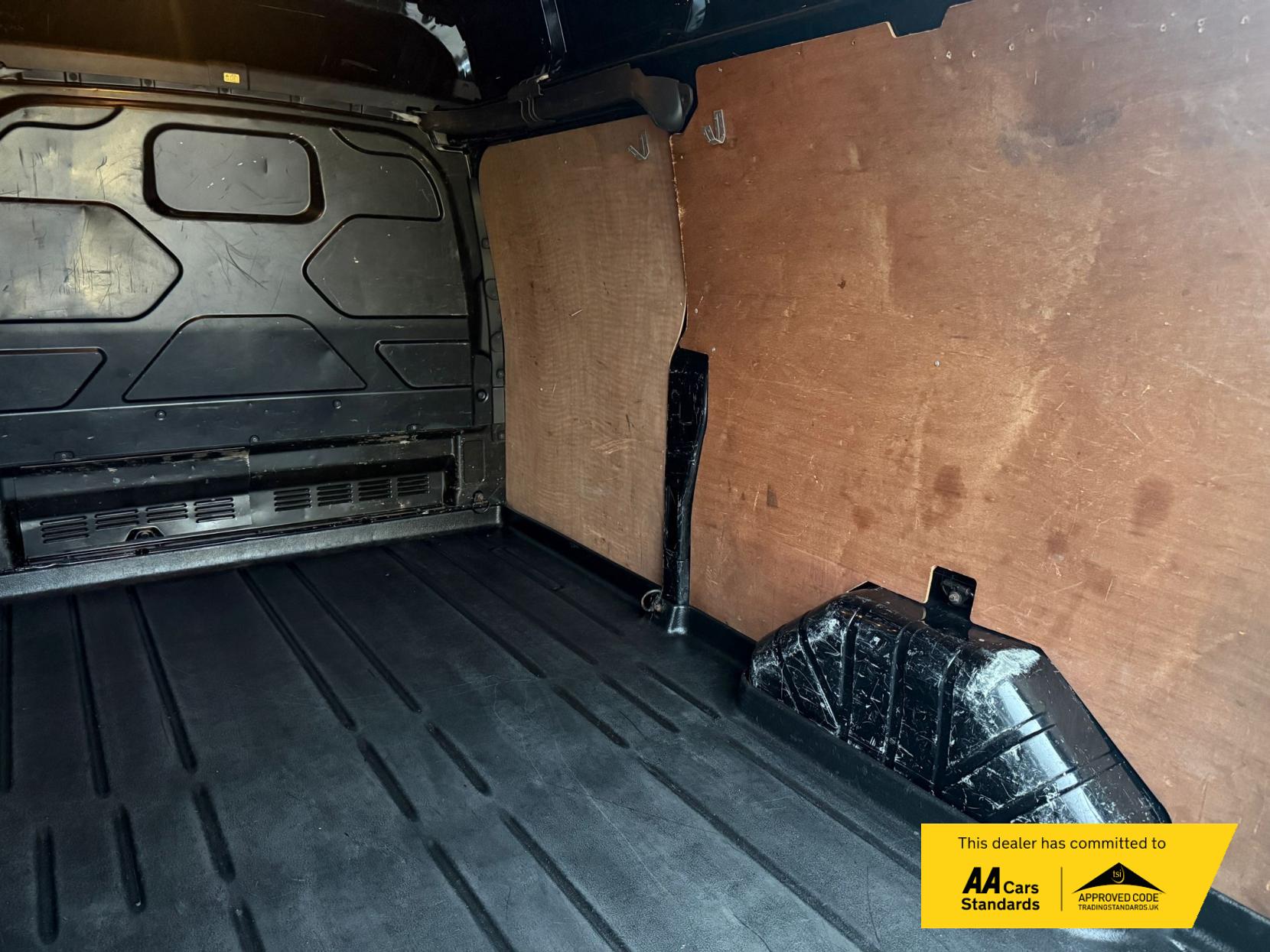 Ford Transit Custom 2.0 TDCi 290 Limited Panel Van 5dr Diesel Manual L2 H2 (157 g/km, 128 bhp)