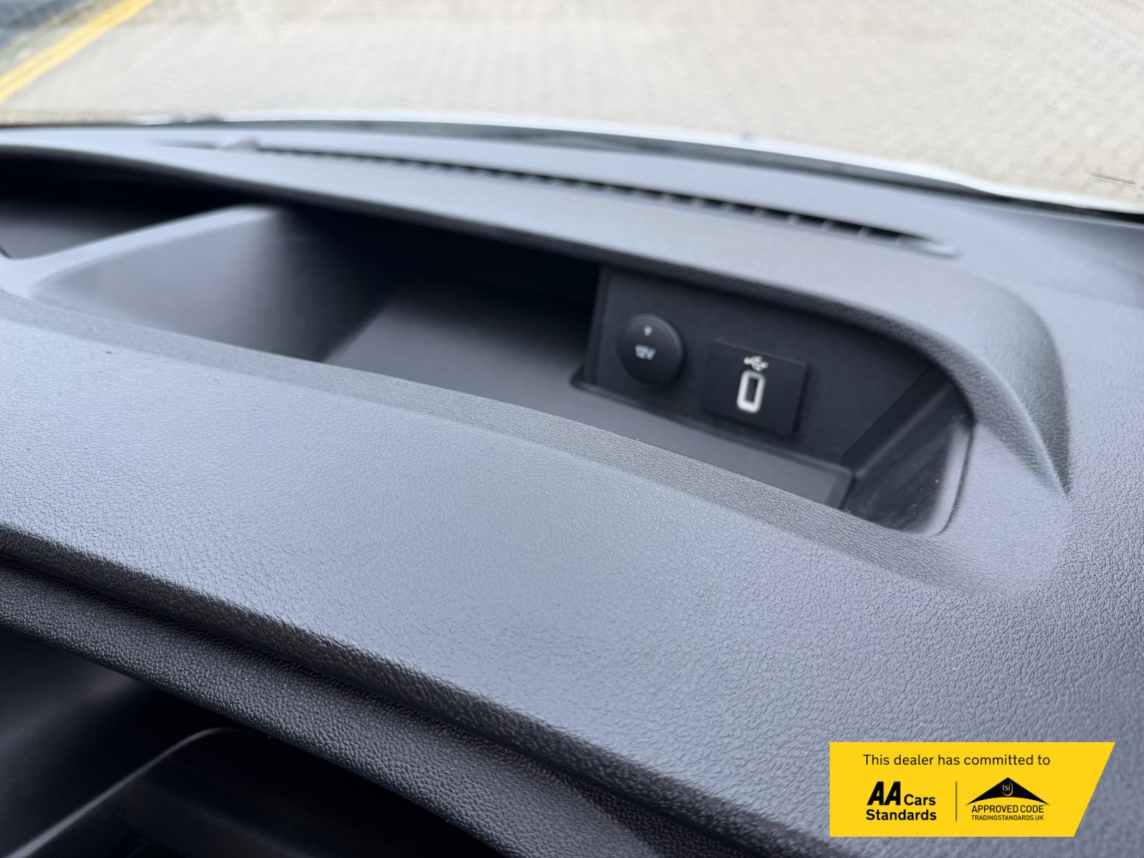 Ford Transit Custom 2.0 300 EcoBlue Limited Crew Van Double Cab 5dr Diesel Manual L2 H1 Euro 6 (s/s) (130 ps)