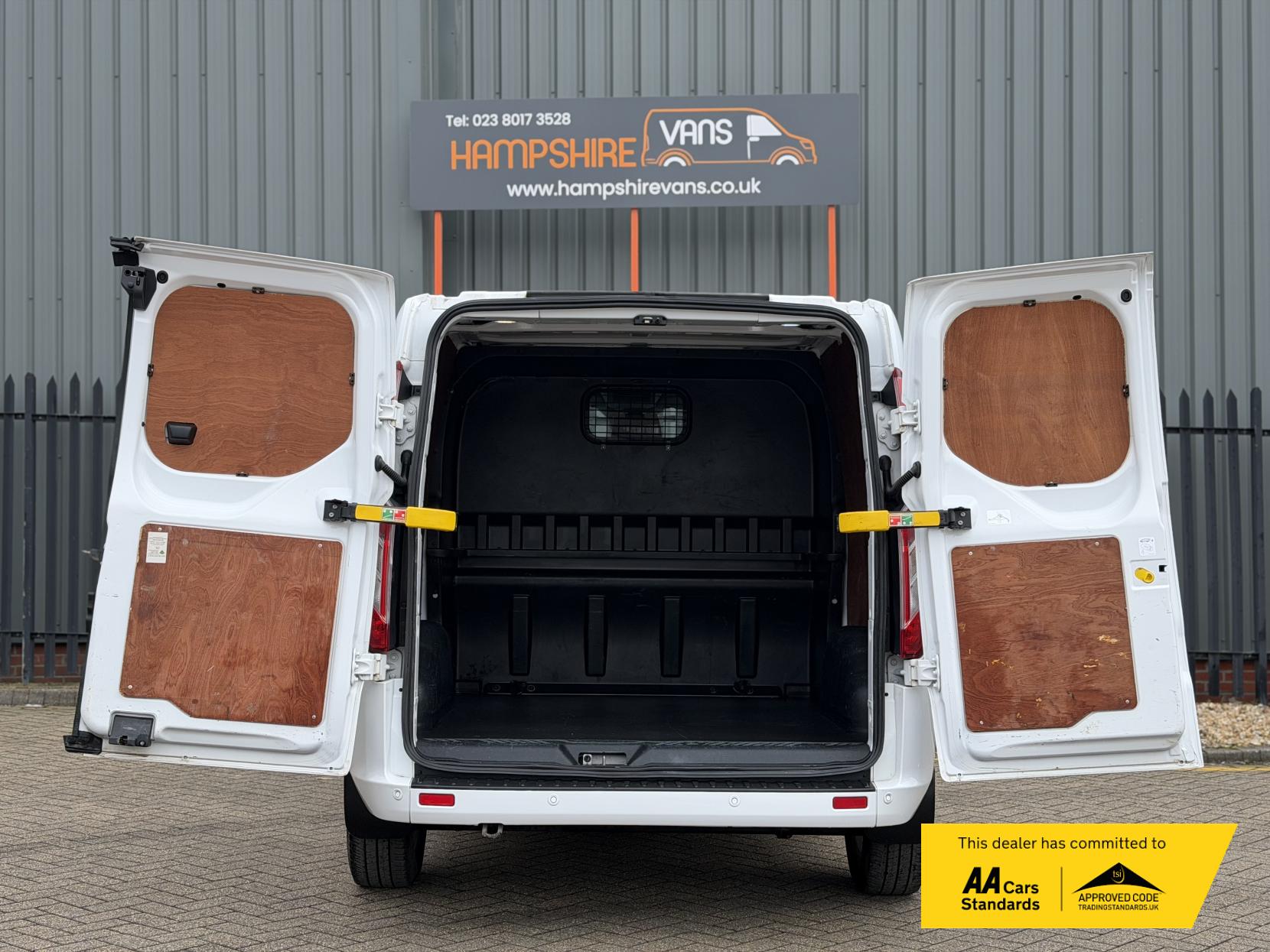 Ford Transit Custom 2.0 300 EcoBlue Limited Crew Van Double Cab 5dr Diesel Manual L2 H1 Euro 6 (s/s) (130 ps)